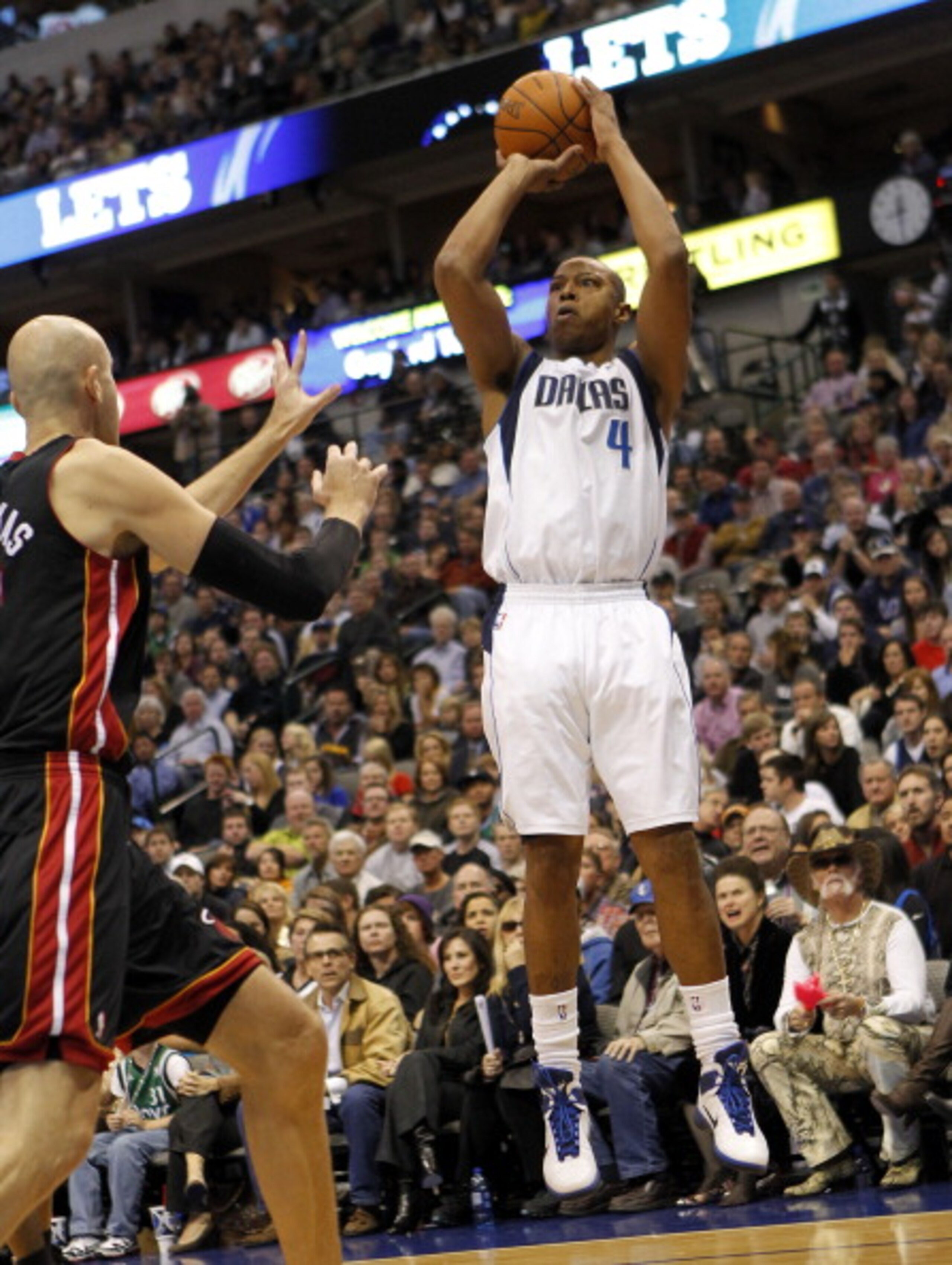 DALLAS - NOVEMBER 27: Caron Butler #4 of the Dallas Mavericks shoots over Zydrunas IIgauskas #11 of the Miami Heat on November 27, 2010 at the American Airlines Center in Dallas, Texas. NOTE TO USER: User expressly acknowledges and agrees that, by downloa DALLAS - NOVEMBER 27: Caron Butler #4 of the Dallas Mavericks shoots over Zydrunas IIgauskas #11 of the Miami Heat on November 27, 2010 at the American Airlines Center in Dallas, Texas. NOTE TO USER: User expressly acknowledges and agrees that, by downloa
