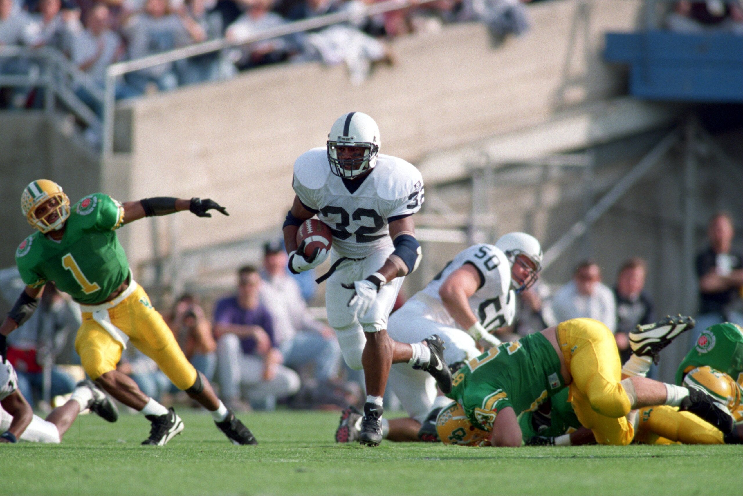 2 JAN 1995:  PENN STATE RUNNING BACK KI-JANA CARTER CARRIES THE FOOTBALL FOR 83 YARDS AND A TOUCH DOWN ON THE OPENING PLAY OF THE ROSE BOWL GAME AT THE ROSE BOWL IN PASADENA, CALIFORNIA. Mandatory Credit: Mike Powell/ALLSPORT
