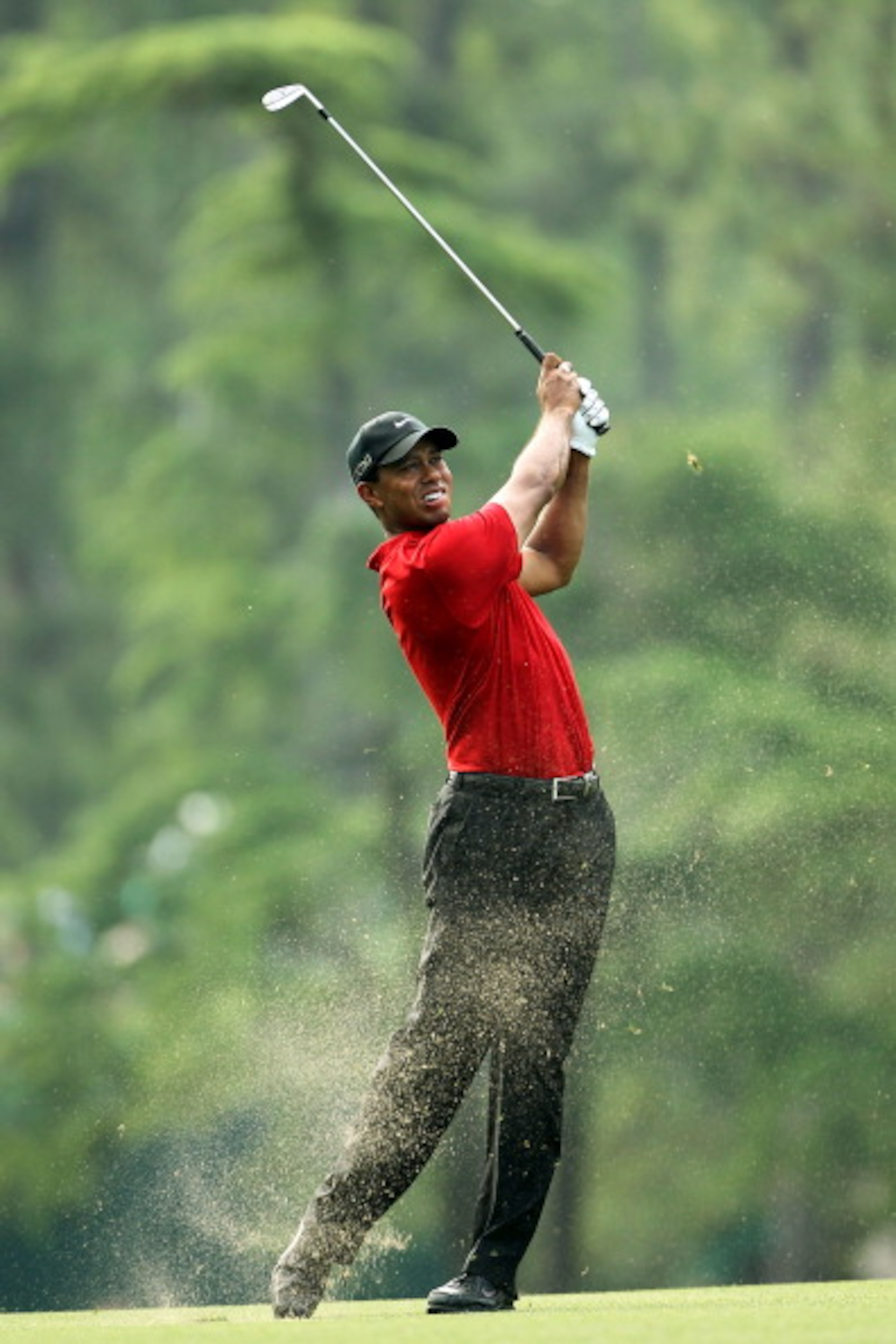 AUGUSTA, GA - APRIL 10:  Tiger Woods hits a shot on the 14th hole during the final round of the 2011 Masters Tournament at Augusta National Golf Club on April 10, 2011 in Augusta, Georgia.  (Photo by Jamie Squire/Getty Images)