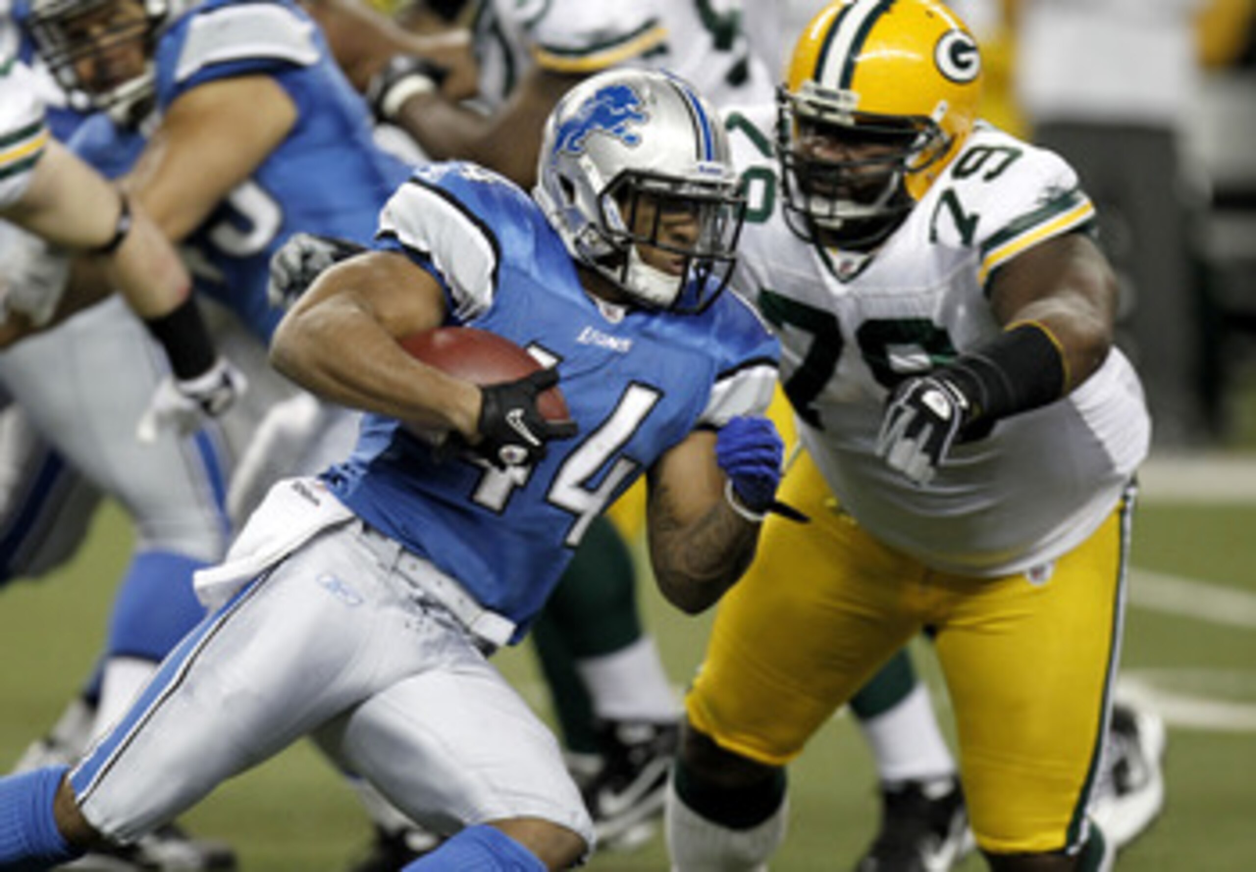 DETROIT, MI - DECEMBER 12: Jahvid Best #44 of the Detroit Lions tries to get around the tackle of Ryan Pickett #79 of the Green Bay Packers on December 12, 2010 at Ford Field in Detroit, Michigan.  (Photo by Gregory Shamus/Getty Images)