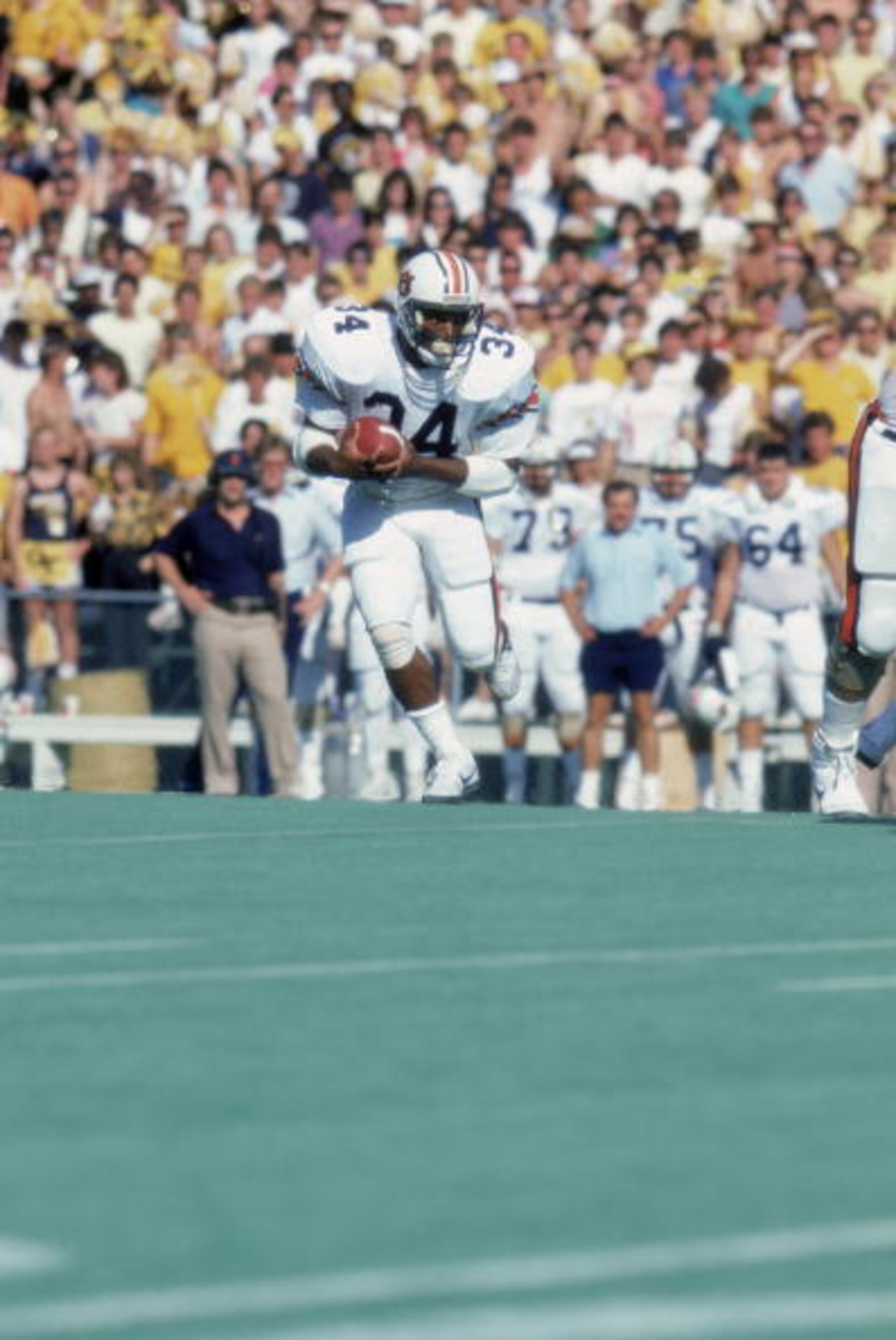 1985:  Bo Jackson #34 of Auburn University carries the ball during a game in the 1985 season. ( Photo by: Scott Cunningham/Getty Images)