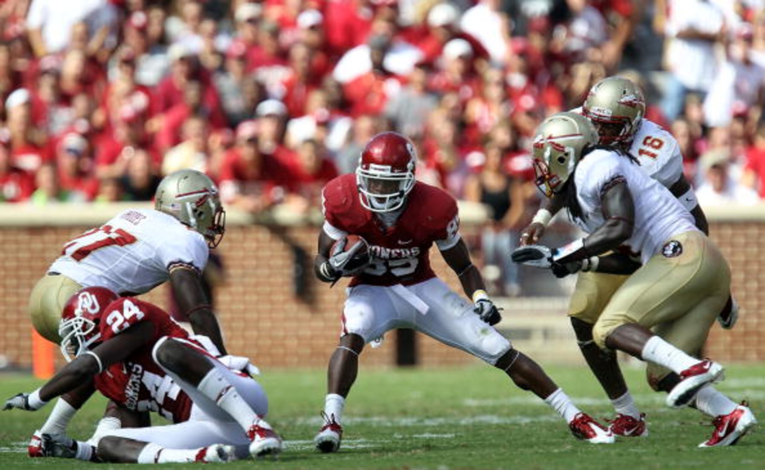 NORMAN, OK - SEPTEMBER 11: Wide receiver Ryan Broyles #85 of the Oklahoma Sooners runs the ball against the Florida State Seminoles at Gaylord Family Oklahoma Memorial Stadium on September 11, 2010 in Norman, Oklahoma. (Photo by Ronald Martinez/Getty Im NORMAN, OK - SEPTEMBER 11: Wide receiver Ryan Broyles #85 of the Oklahoma Sooners runs the ball against the Florida State Seminoles at Gaylord Family Oklahoma Memorial Stadium on September 11, 2010 in Norman, Oklahoma. (Photo by Ronald Martinez/Getty Im