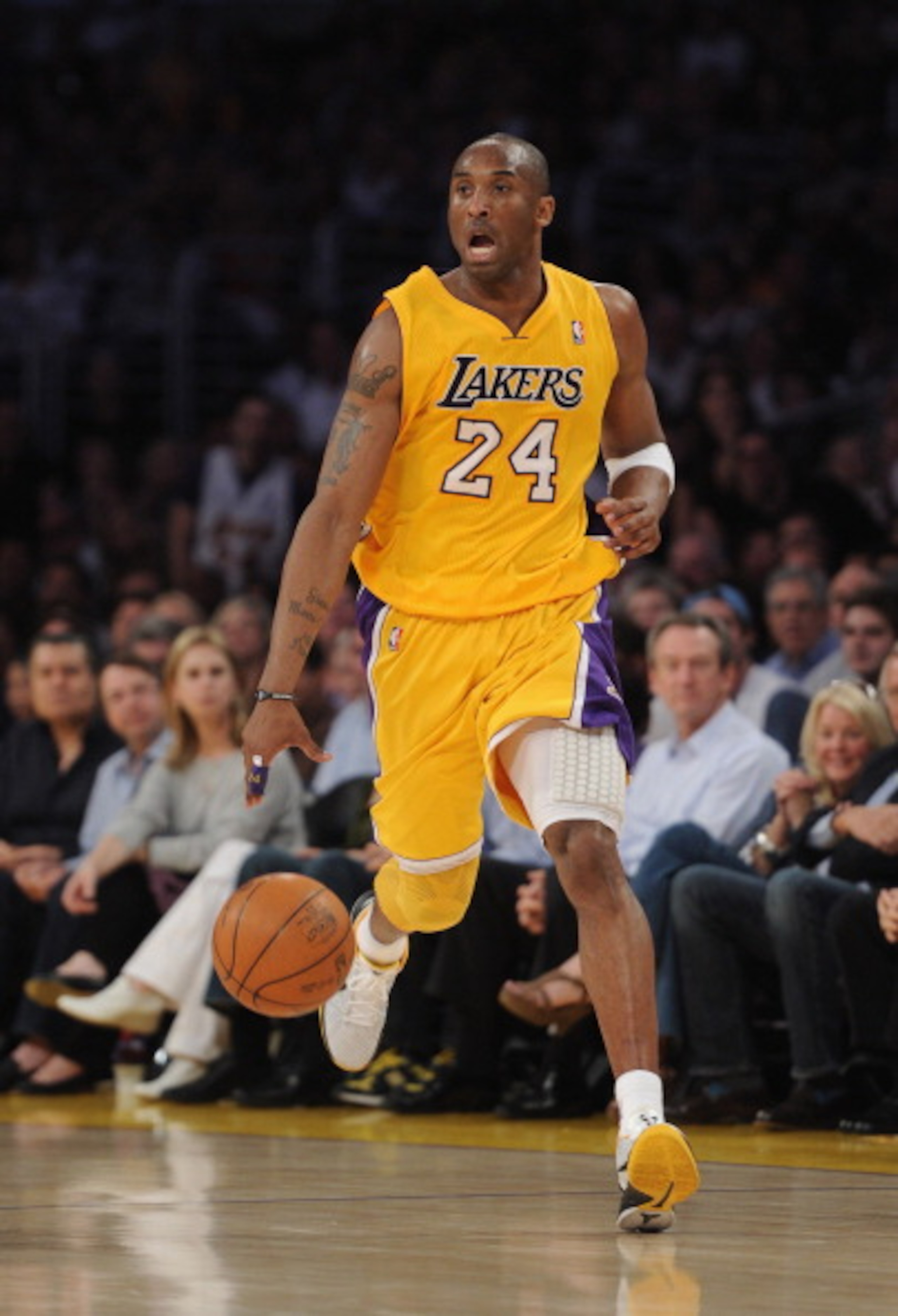 LOS ANGELES, CA - MARCH 31:  Kobe Bryant #24 of the Los Angeles Lakers dribbles up court against the Dallas Mavericks at Staples Center on March 31, 2011 in Los Angeles, California.  NOTE TO USER: User expressly acknowledges and agrees that, by downloadin