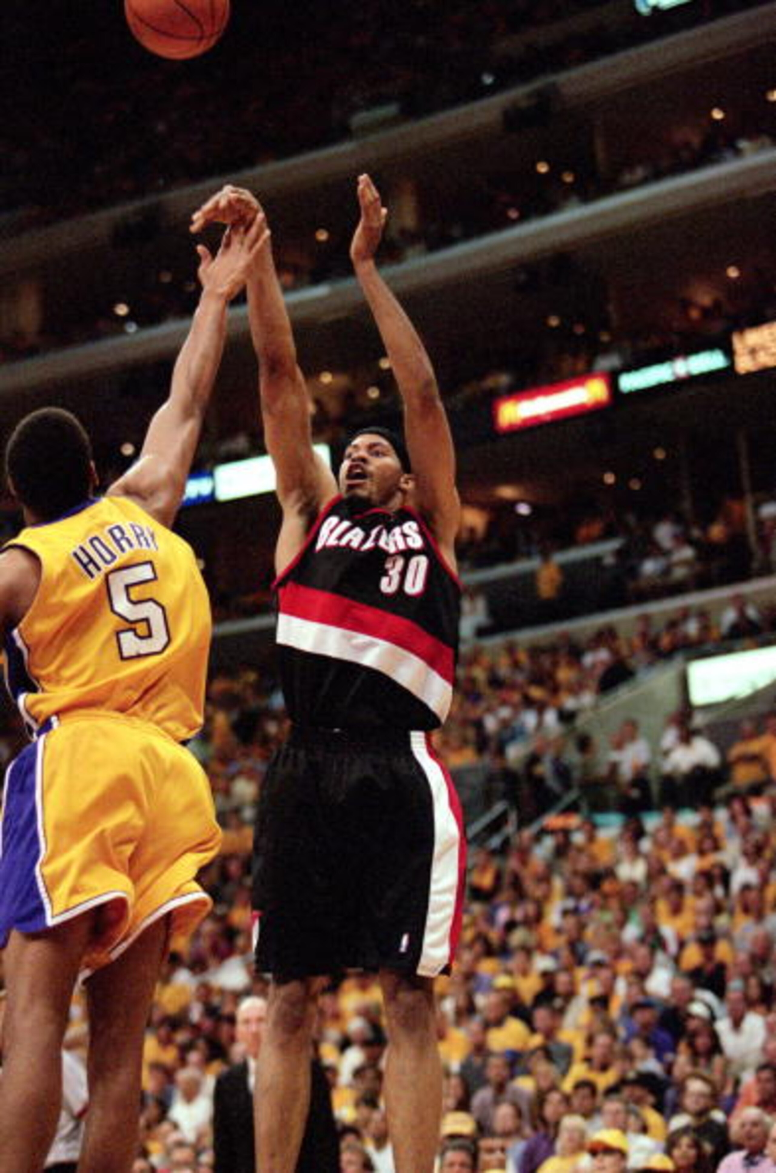 LOS ANGELES - JUNE 4:  Rasheed Wallace #30 of the Portland Trail Blazers shoots a jump shot over Robert Horry #5 of the Los Angeles Lakers during Game 7 of the Western Conference Finals at Staples Center on June 4, 2000 in Los Angeles, California. The Lak
