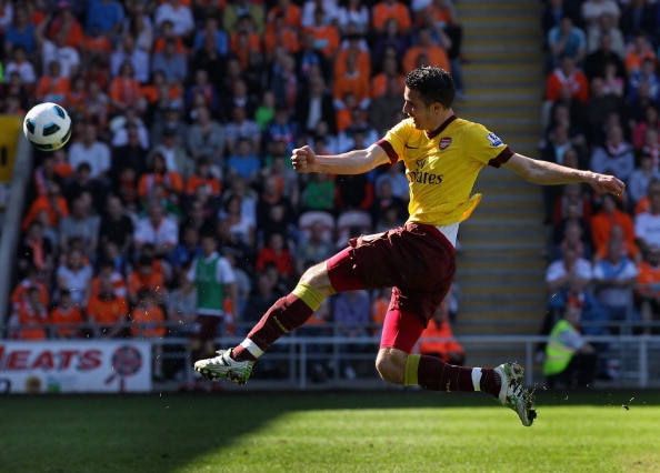 BLACKPOOL, ENGLAND - APRIL 10:  Robin Van Persie of Arsenal strikes the ball during the Barclays Premier League match between Blackpool and Arsenal at Bloomfield Road on April 10, 2011 in Blackpool, England.  (Photo by Alex Livesey/Getty Images)