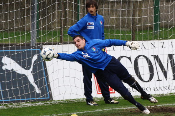 ROME - MARCH 01: Vito Mannone the goalkeeper of Under 21 in action as Mattia Perin (UP) looks on during Italy U21 training at Sport Center La Borghesiana on March 1, 2010 in Rome, Italy.  (Photo by Paolo Bruno/Getty Images)