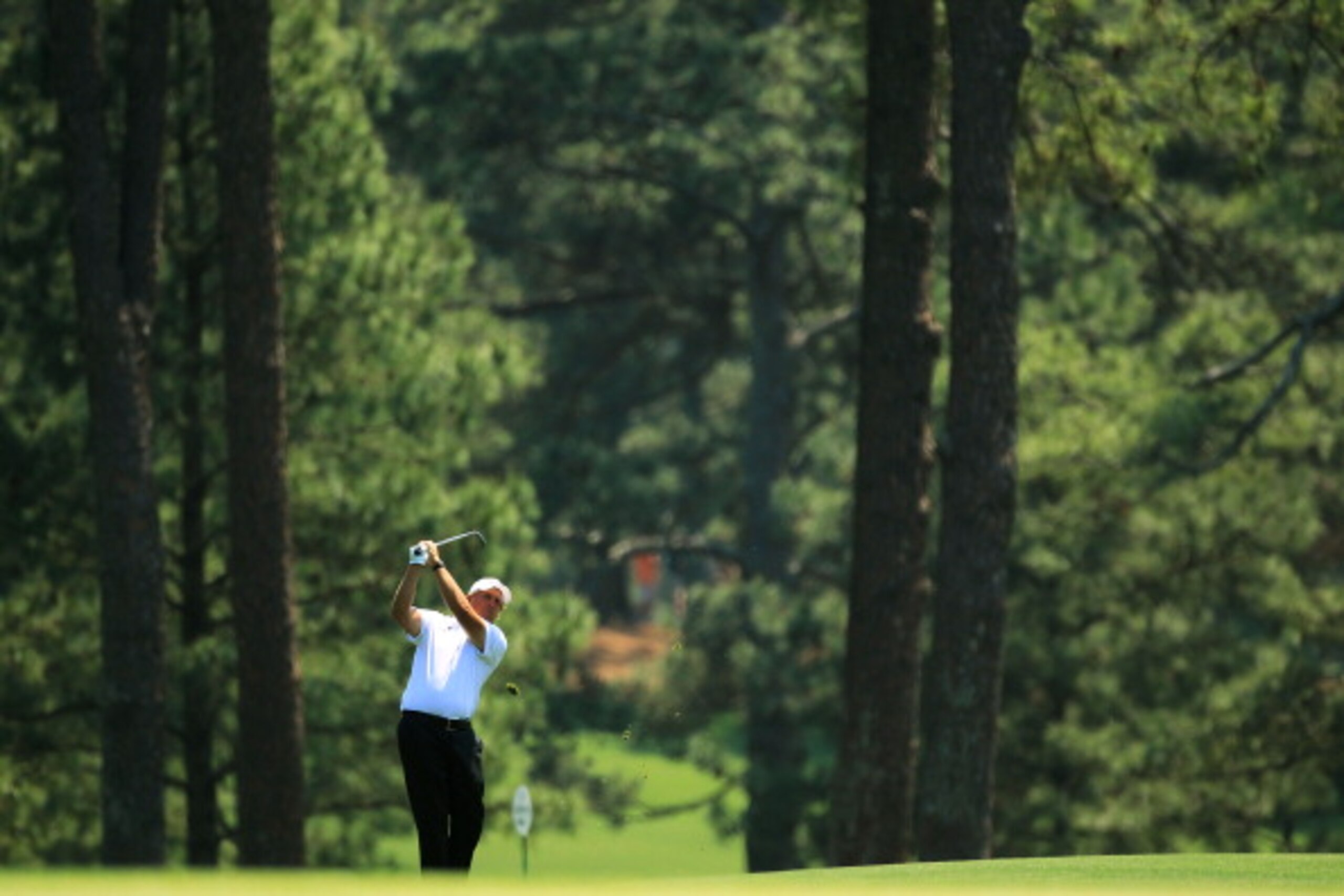AUGUSTA, GA - APRIL 10:  Phil Mickelson watches his approach shot on the third hole during the final round of the 2011 Masters Tournament on April 10, 2011 in Augusta, Georgia.  (Photo by David Cannon/Getty Images)