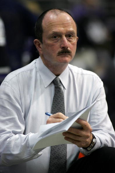 LOS ANGELES, CA - NOVEMBER 15:  Assistant Coach Dave Lewis of the Los Angeles Kings writes notes as he watches the Anaheim Ducks skate during warm-up prior to their NHL game on November 15, 2007 at the Staples Center in Los Angeles, California. The Ducks