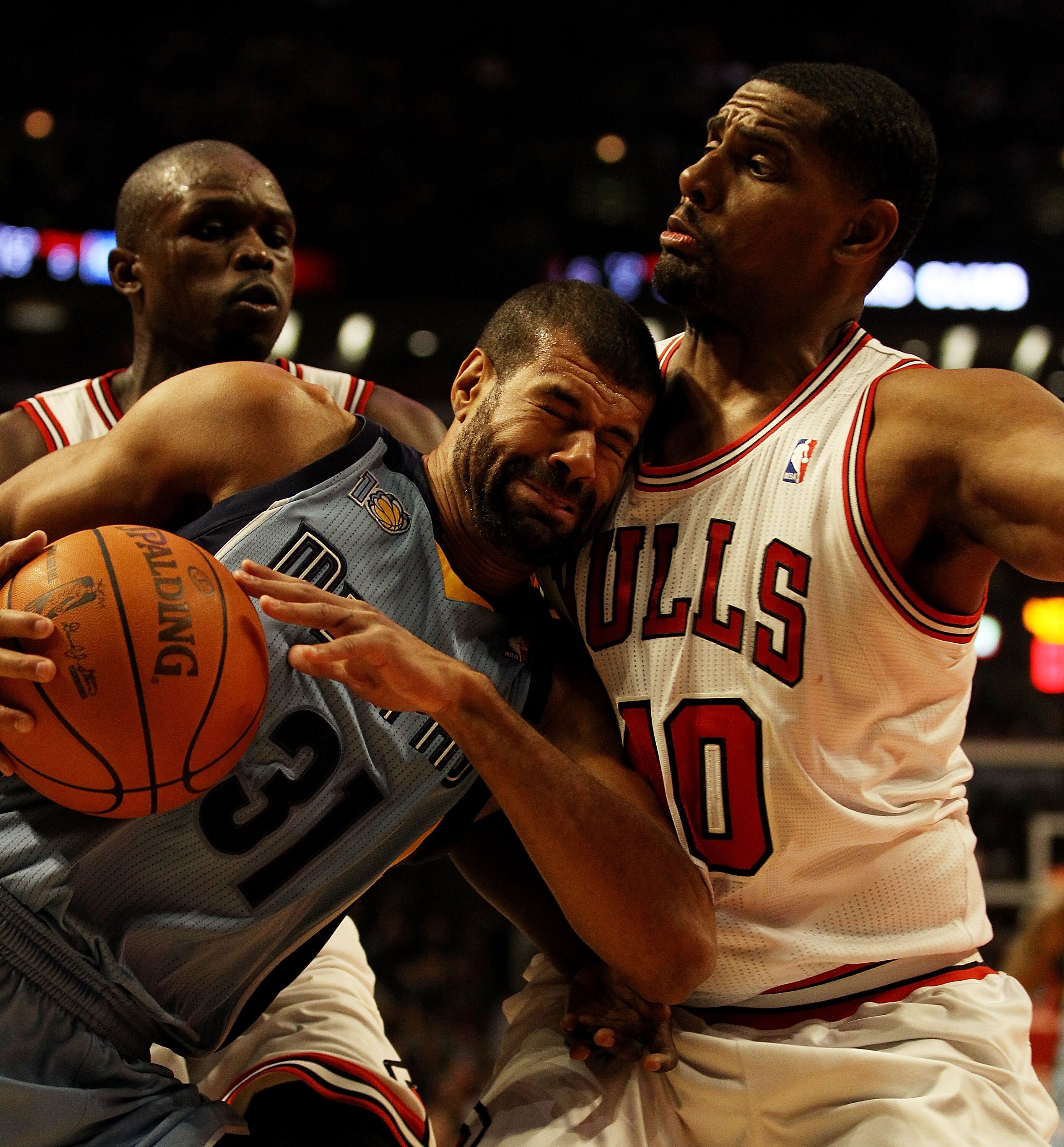 CHICAGO, IL - MARCH 25: Shane Battier #31 of the Memphis Girzzlies collides with Kurt Thomas #40 of the Chicago Bulls at the United Center on March 25, 2011 in Chicago, Illinois. NOTE TO USER: User expressly acknowledges and agrees that, by downloading an