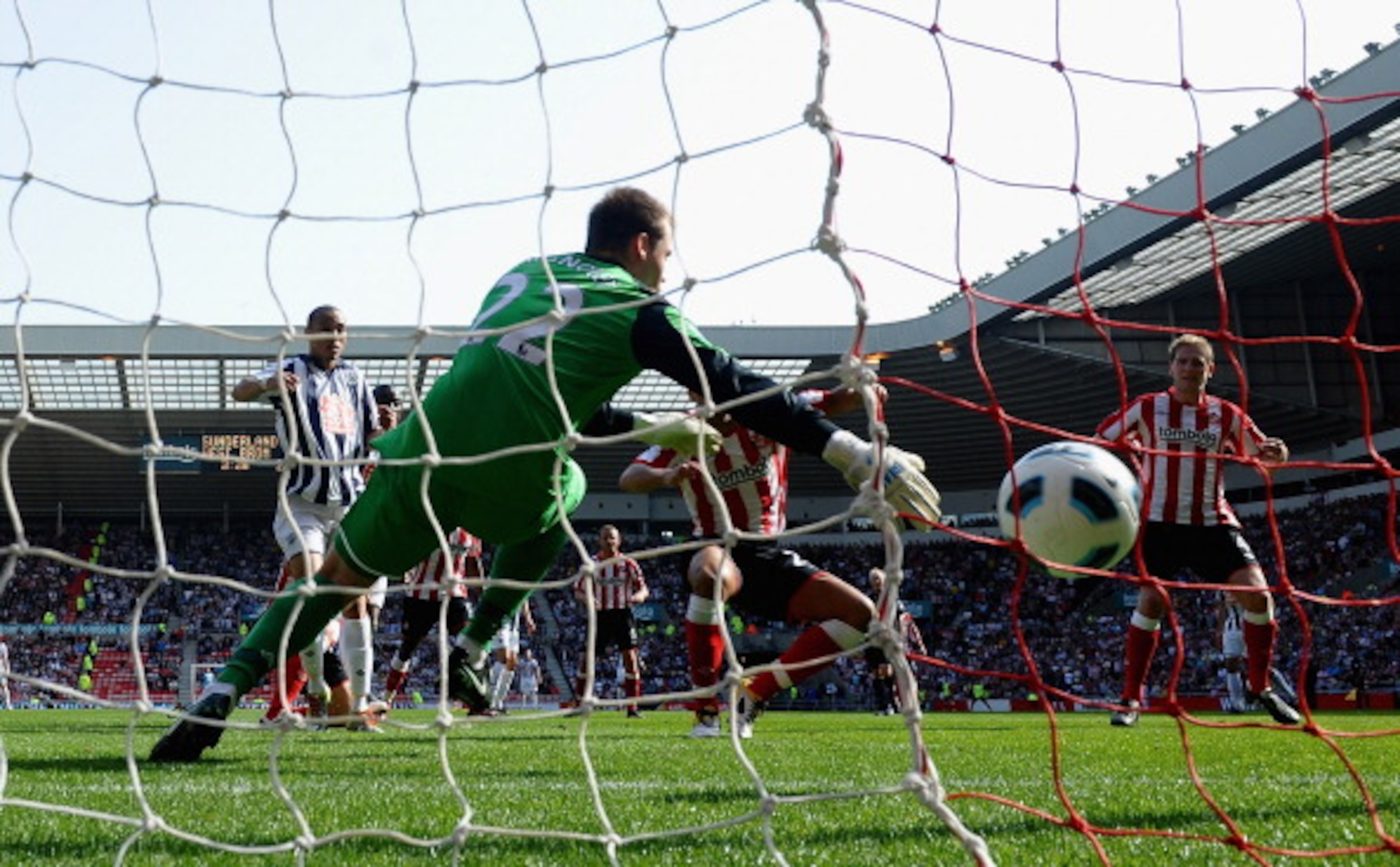 SUNDERLAND, ENGLAND - APRIL 09: Peter Odemwingie of West Bromwich Albion fires home his first half goal during the Barclays Premier League match between Sunderland and West Bromwich Albion at The Stadium of Light on April 9, 2011 in Sunderland, England. SUNDERLAND, ENGLAND - APRIL 09: Peter Odemwingie of West Bromwich Albion fires home his first half goal during the Barclays Premier League match between Sunderland and West Bromwich Albion at The Stadium of Light on April 9, 2011 in Sunderland, England.