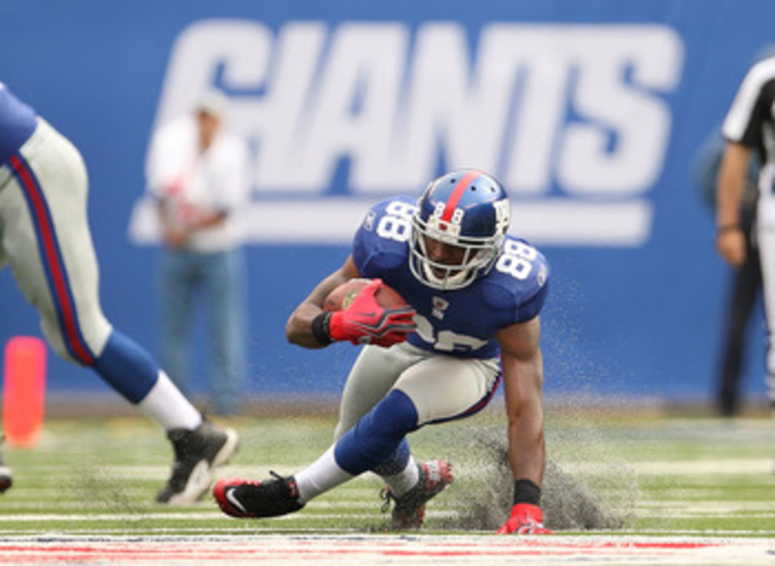 EAST RUTHERFORD, NJ - SEPTEMBER 26:  Hakeem Nicks #88 of the New York Giants rushes after a catch during a game against the Tennessee Titans at New Meadowlands Stadium on September 26, 2010 in East Rutherford, New Jersey.  (Photo by Mike Ehrmann/Getty Ima
