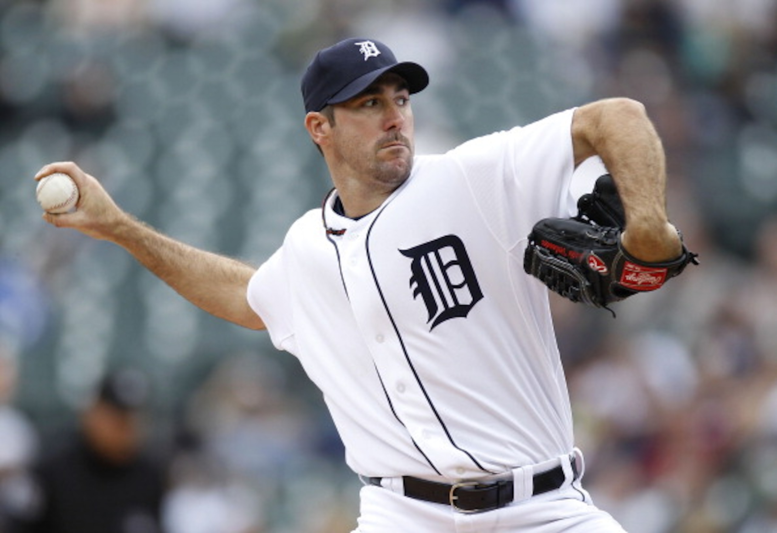 DETROIT, MI - APRIL 11:  Justin Verlander #35 of the Detroit Tigers throws a pitch while playing the Texas Rangers at Comerica Park on April 11, 2011 in Detroit, Michigan.  (Photo by Gregory Shamus/Getty Images)