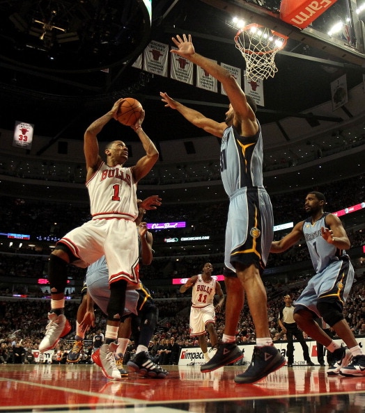 CHICAGO, IL - MARCH 25: Derrick Rose #1 of the Chicago Bulls puts up a shot against Shane Battier #31 of the Memphis Grizzlies at the United Center on March 25, 2011 in Chicago, Illinois. The Bulls defeated the Grizzlies 99-96. NOTE TO USER: User expressl