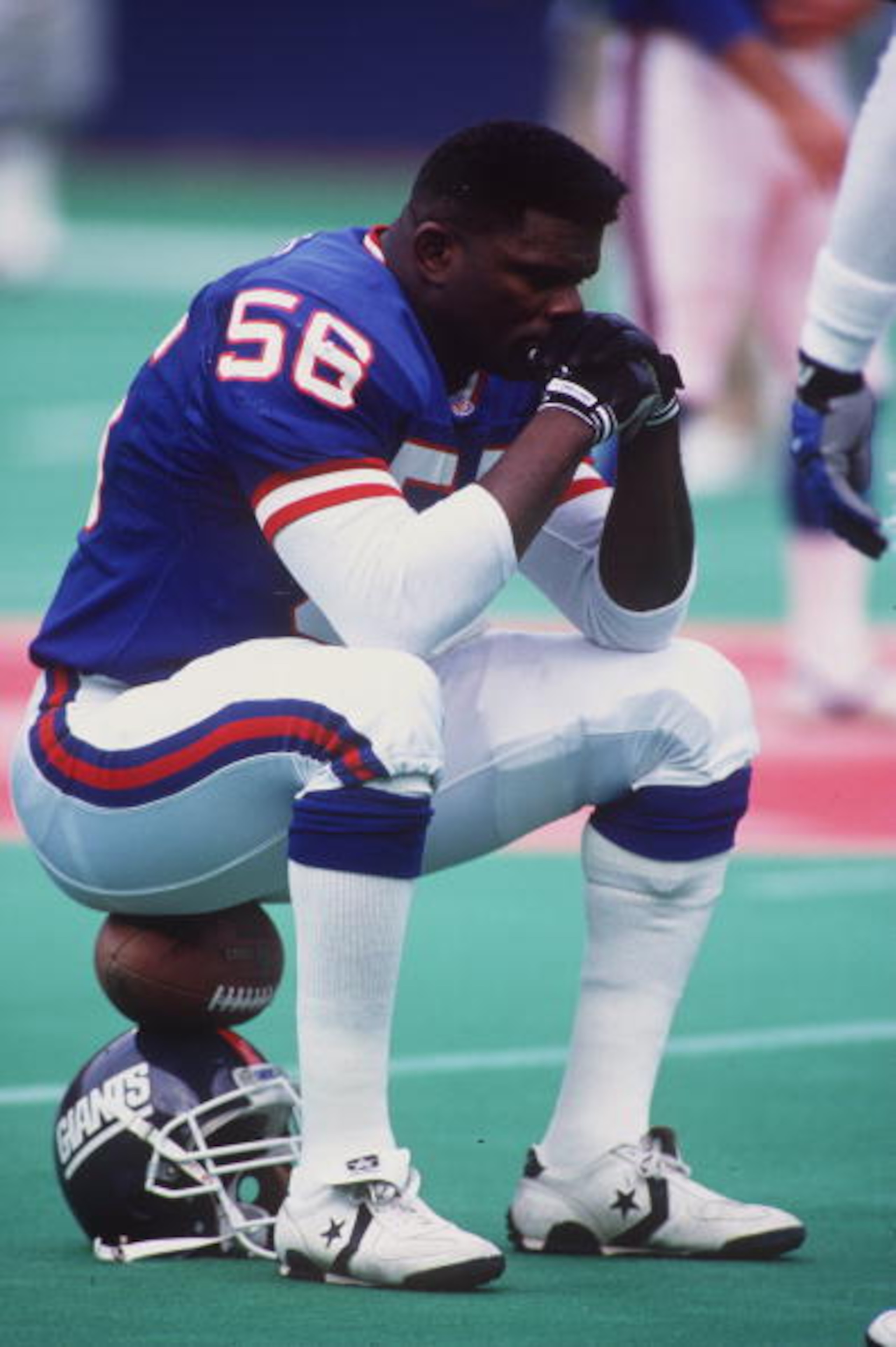 8 DEC 1991: NEW YORK GIANTS LINEBACKER LAWRENCE TAYLOR GATHERS HIS THOUGHTS BEFORE THEIR 19-14 LOSS TO THE PHILADELPHIA GIANTS AT GIANTS STADIUM IN EAST RUTHERFORD, NEW JERSEY. Mandatory Credit: Rick Stewart/ALLSPORT 8 DEC 1991: NEW YORK GIANTS LINEBACKER LAWRENCE TAYLOR GATHERS HIS THOUGHTS BEFORE THEIR 19-14 LOSS TO THE PHILADELPHIA GIANTS AT GIANTS STADIUM IN EAST RUTHERFORD, NEW JERSEY. Mandatory Credit: Rick Stewart/ALLSPORT