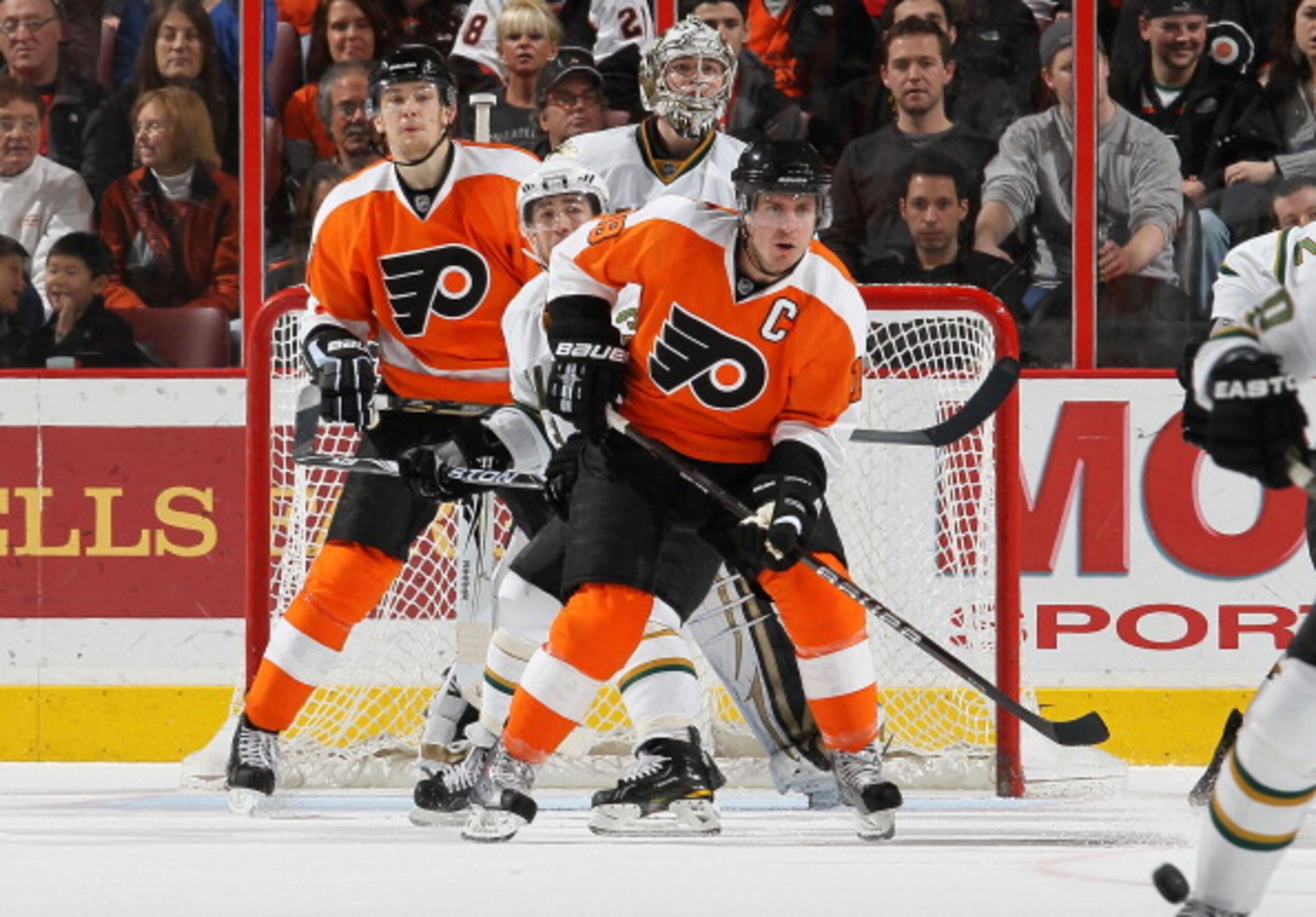 PHILADELPHIA, PA - FEBRUARY 05:  Mike Richards #18 of the Dallas Stars skates against the Philadelphia Flyers on February 5, 2011 at Wells Fargo Center in Philadelphia, Pennsylvania. The Flyers defeated the Stars 3-1.  (Photo by Jim McIsaac/Getty Images)