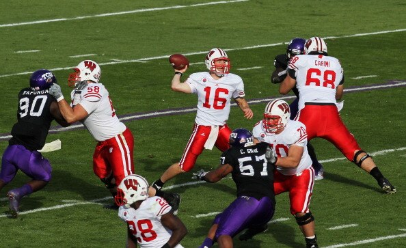 PASADENA, CA - JANUARY 01:  Quarterback Scott Tolzien #16 of the Wisconsin Badgers looks to pass the ball against the TCU Horned Frogs during the 97th Rose Bowl game on January 1, 2011 in Pasadena, California.  (Photo by Stephen Dunn/Getty Images)