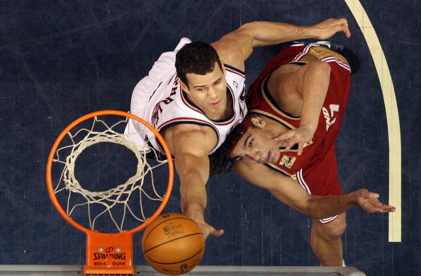 EAST RUTHERFORD, NJ - MARCH 03:  Kris Humphries #43 of the New Jersey Nets drives against Anderson Varejao #17 of the Cleveland Cavaliers at the Izod Center on March 3, 2010 in East Rutherford, New Jersey.NOTE TO USER: User expressly acknowledges and agre