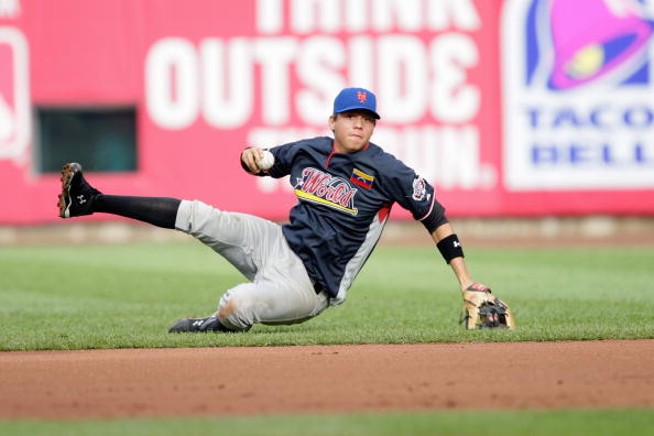 ST. LOUIS, MO - JULY 12:  World Futures All-Star Wilmer Flores of the New York Mets fields during the 2009 XM All-Star Futures Game at Busch Stadium on July 12, 2009 in St. Louis, Missouri. (Photo by Jamie Squire/Getty Images)