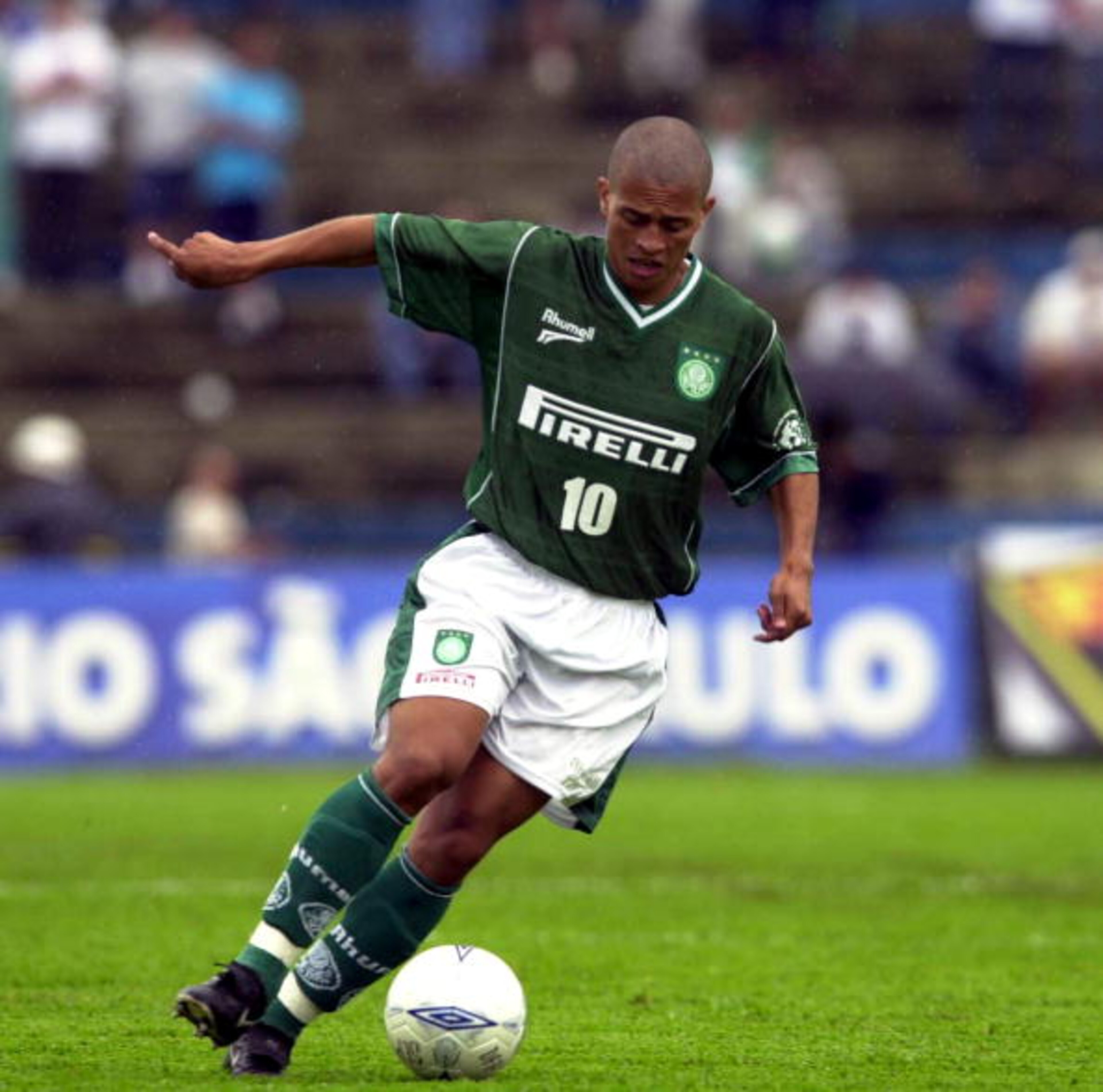 09 Feb 2002: Alex of Palmeiras in action during the Rio-Sao Paulo Championship match between Palmeiras and Santos, played at the Parque Antartica Stadium, Sao Paulo. DIGITAL IMAGE Mandatory credit: Renato Pizzutto/FOTOSIT Mandatory Credit: Allsport UK/ 09 Feb 2002: Alex of Palmeiras in action during the Rio-Sao Paulo Championship match between Palmeiras and Santos, played at the Parque Antartica Stadium, Sao Paulo. DIGITAL IMAGE Mandatory credit: Renato Pizzutto/FOTOSIT Mandatory Credit: Allsport UK/