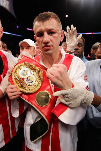 NEWARK, NJ - DECEMBER 11: Tomasz Adamek wins a split decision against Steve Cunningham after their IBF Cruiserweight Championship fight on December 11, 2008 at The Prudential Center in Newark, New Jersey.  (Photo by Al Bello/Getty Images)