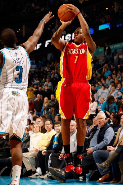 NEW ORLEANS - JANUARY 02:  Kyle Lowry #7 of the Houston Rockets makes a shot over Chris Paul #3 of the New Orleans Hornets at the New Orleans Arena on January 2, 2010 in New Orleans, Louisiana.  NOTE TO USER: User expressly acknowledges and agrees that, b