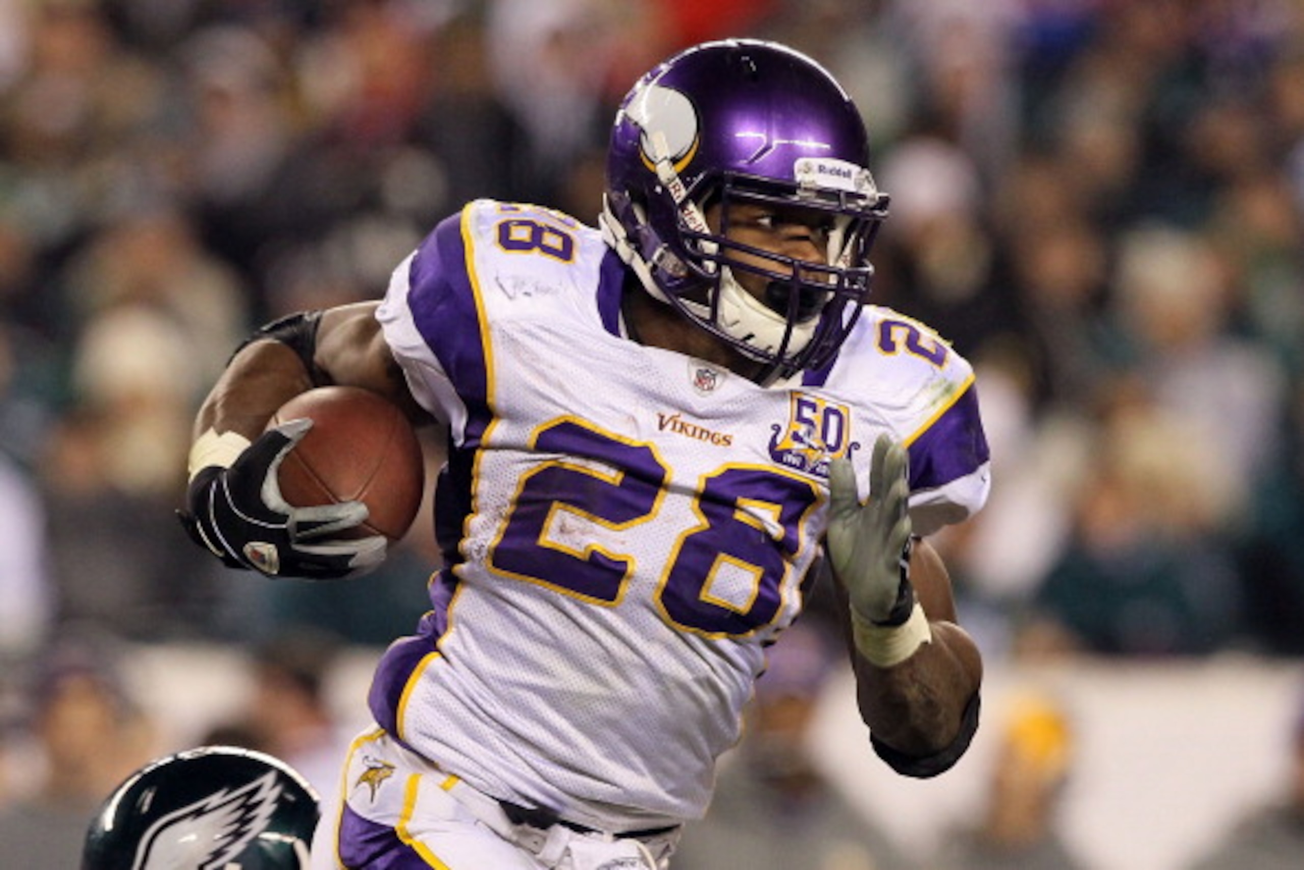 PHILADELPHIA, PA - DECEMBER 28: Adrian Peterson #28 of the Minnesota Vikings runs against the Philadelphia Eagles at Lincoln Financial Field on December 28, 2010 in Philadelphia, Pennsylvania. (Photo by Jim McIsaac/Getty Images)