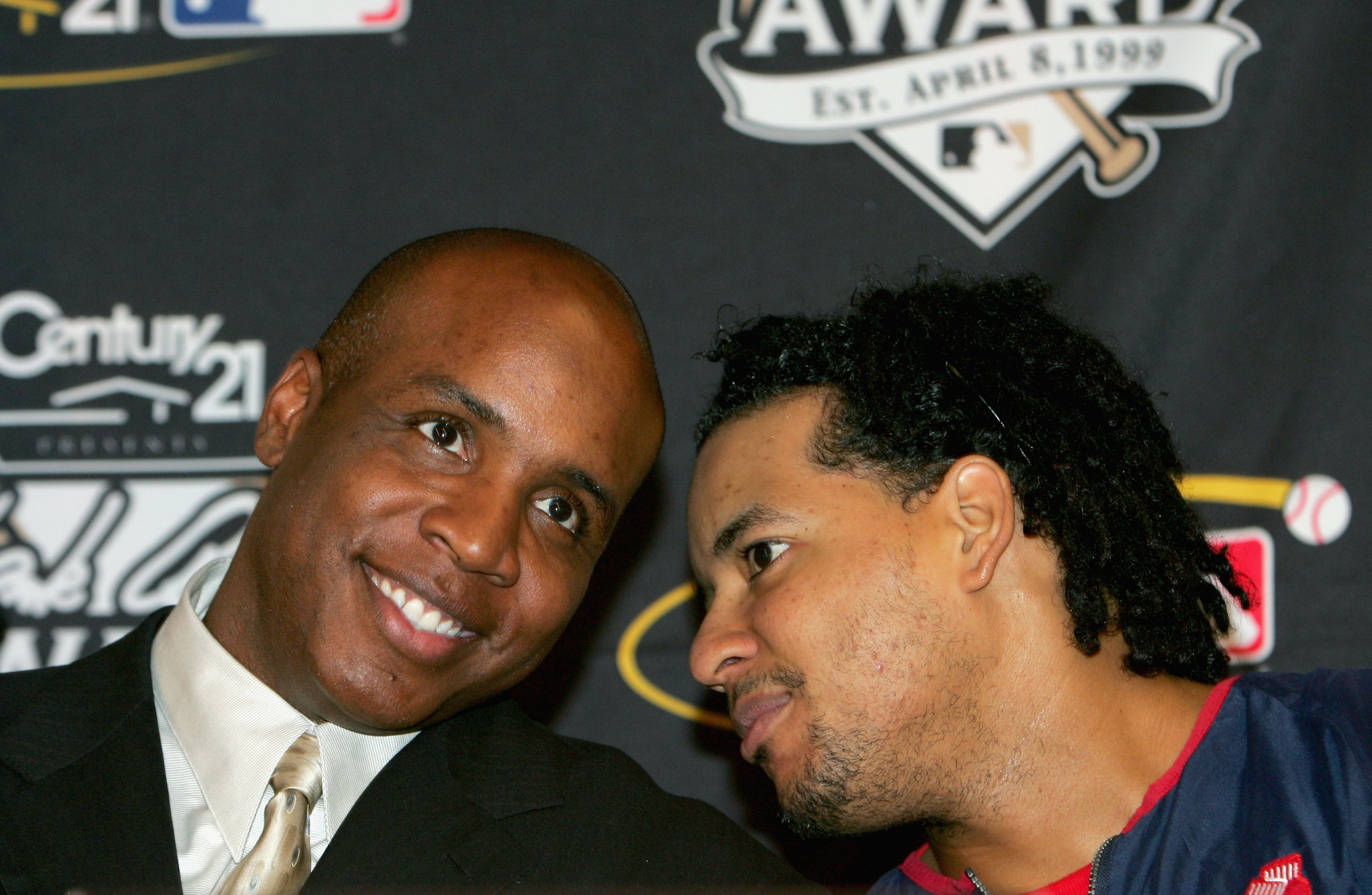 ST LOUIS - OCTOBER 27:  Barry Bonds #25 of the San Francisco Giants and Manny Ramirez #24 of the Boston Red Sox talk in a press conference where they were presented the Hank Aaron Award for their offensive performances of 2004, before game four of the Wor