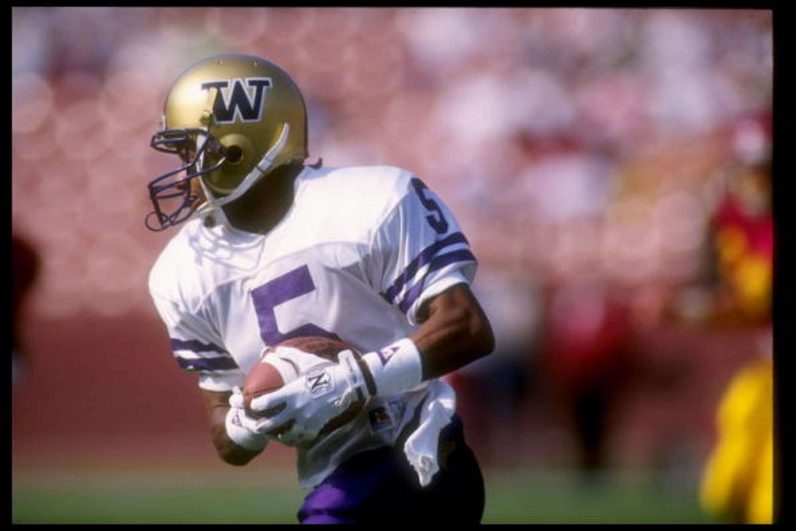 9 Nov 1991: Split end Mario Bailey of the Washington Huskies runs down the field during a game against the Southern California Trojans at the Los Angeles Memorial Coliseum in Los Angeles, California. Washington won the game 14-3.
