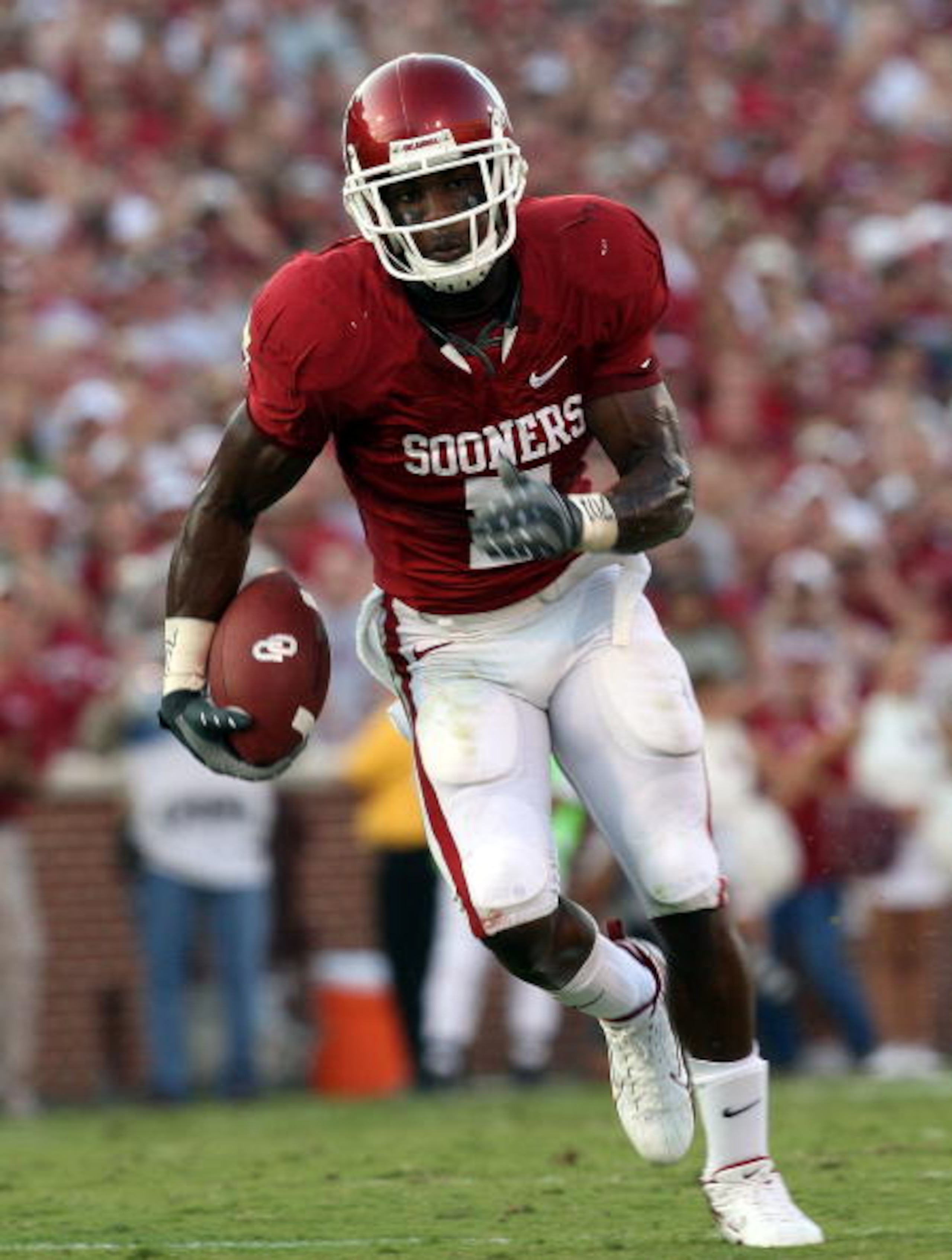 NORMAN, OK - SEPTEMBER 27:  Running back DeMarco Murray #7 of the Oklahoma Sooners during play against the TCU Horned Frogs at Memorial Stadium on September 27, 2008 in Norman, Oklahoma.  (Photo by Ronald Martinez/Getty Images)