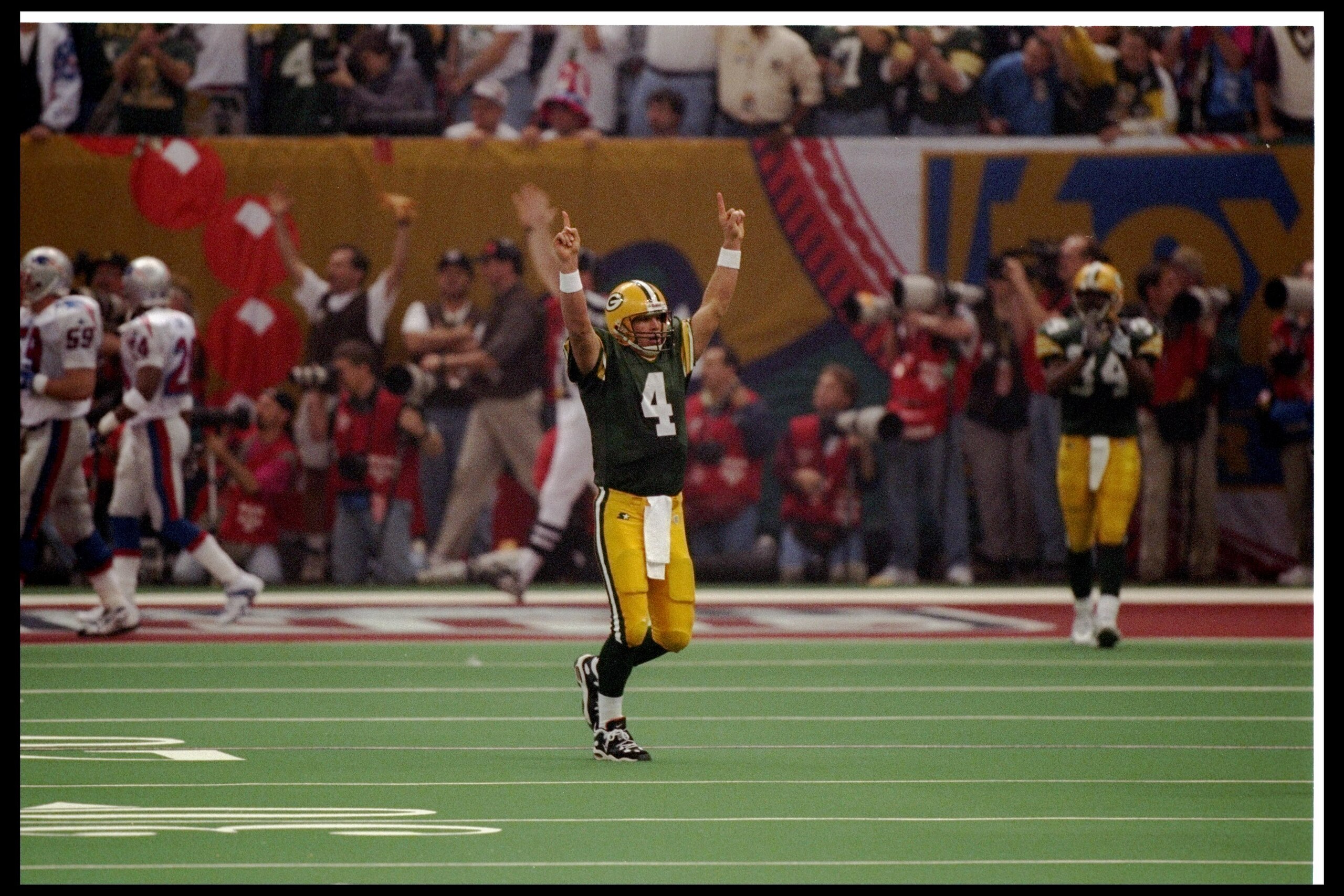 26 Jan 1997:  Quarterback Brett Favre of the Green Bay Packers celebrates during Super Bowl XXXI against the New England Patriots at the Superdome in New Orleans, Louisiana.  The Packers won the game, 35-21. Mandatory Credit: Brian Bahr  /Allsport
