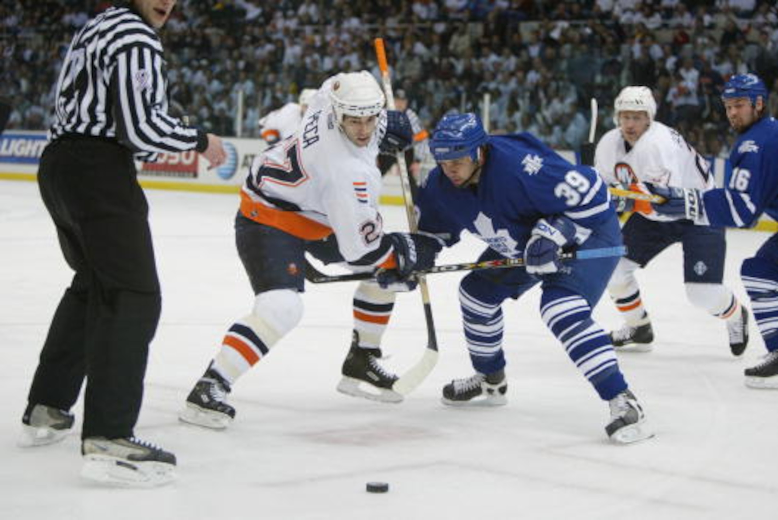 23 April 2002: Michael Peca #27 of the New York Islanders faces off with Travis Green #39 of the Toronto Maple Leafs during game three of the Stanley Cup playoffs at the Nassau Coliseum in Hempstead, New York. The Islanders won 6-1. Digital Image.  Mandat