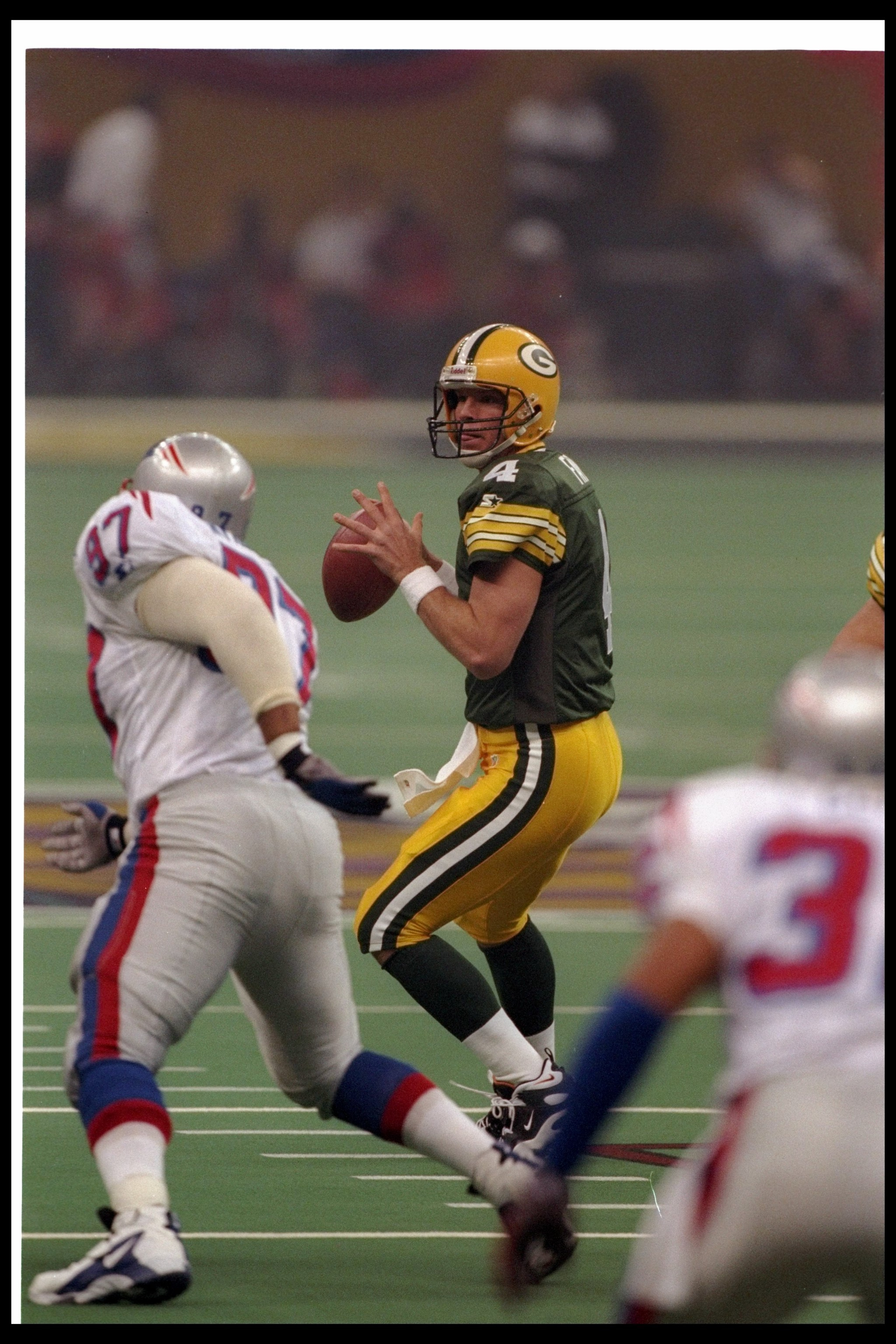 26 Jan 1997:  Quarterback Brett Favre of the Green Bay Packers looks to pass the ball during Super Bowl XXXI against the New England Patriots at the Superdome in New Orleans, Louisiana.  The Packers won the game, 35-21. Mandatory Credit: Brian Bahr  /Alls