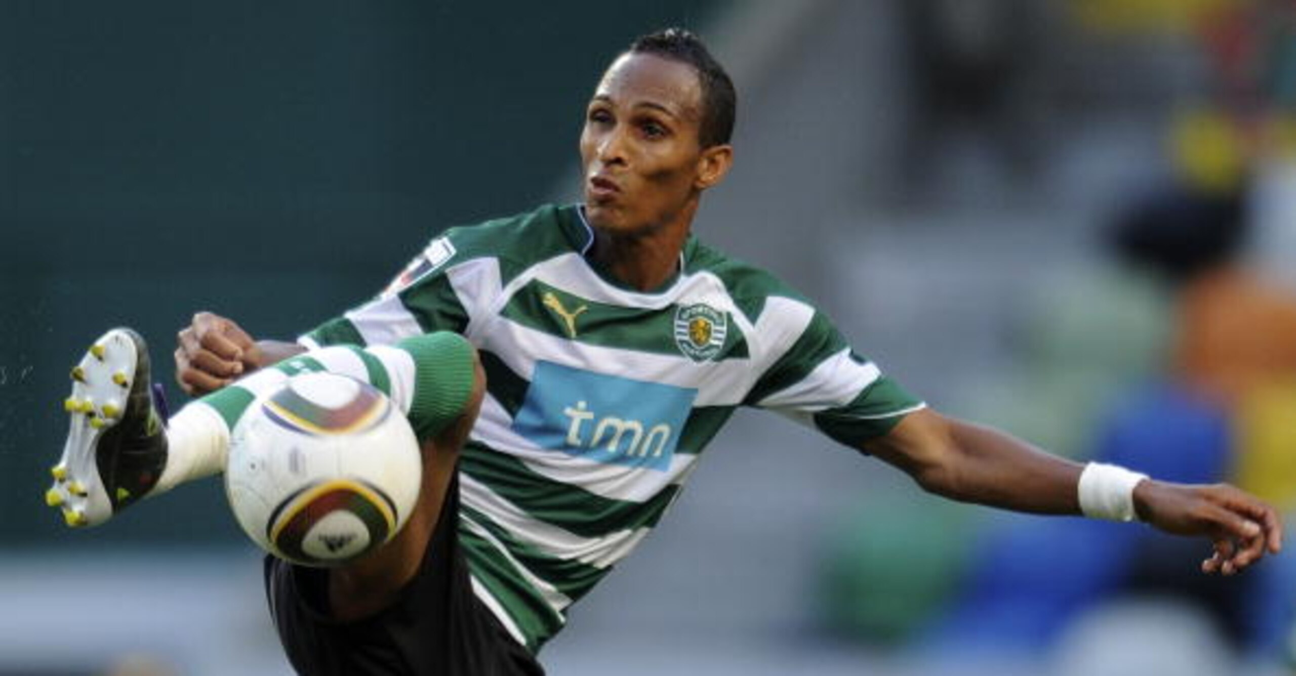 LISBON, PORTUGAL - AUGUST 22:   Liedson Muniz of Sporting Lisbon controls the ball during the Portuguese Liga football match between Sporting Lisbon and  Maritimo at Alvalade Stadium on August 22, 2010 in Lisbon, Portugal. (Photo by Patricia De Melo Morei