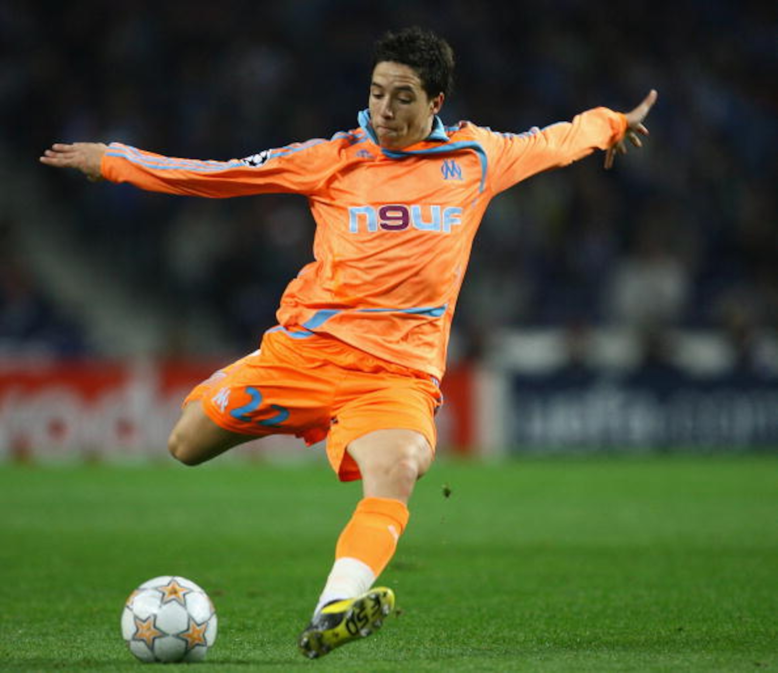 PORTO, PORTUGAL - NOVEMBER 06:  Samir Nasri of Marseille shoots at goal during the UEFA Champions League Group A match between Porto and Marseille at the Dragao stadium on November 6, 2007 in Porto, Portugal.  (Photo by Julian Finney/Getty Images)
