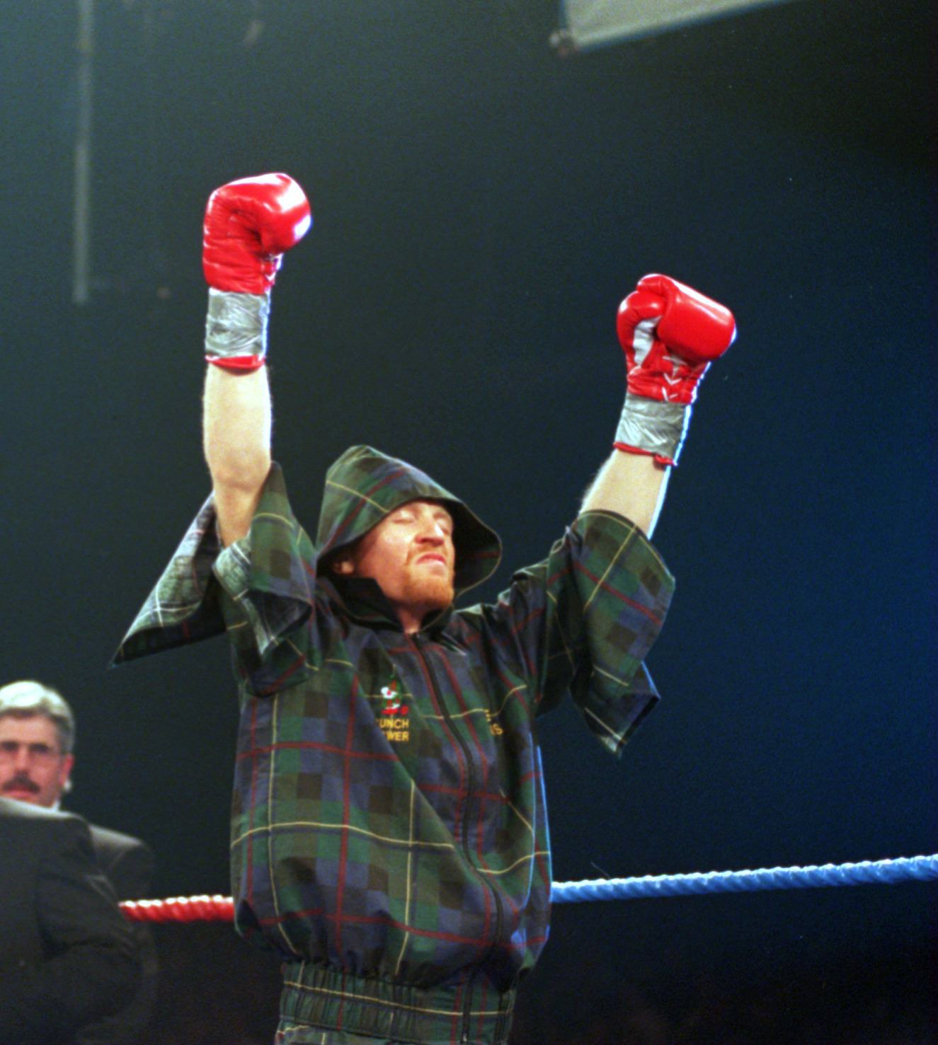 18 MAR 1995:  STEVE COLLINS ENTERS THE RING BEFORE THE EUBANK V COLLINS WBO SUPER-MIDDLEWEIGHT WORLD CHAMPIONSHIP BOUT AT MILLSTREET IN IRELAND. Mandatory Credit: Steve Munday/ALLSPORT