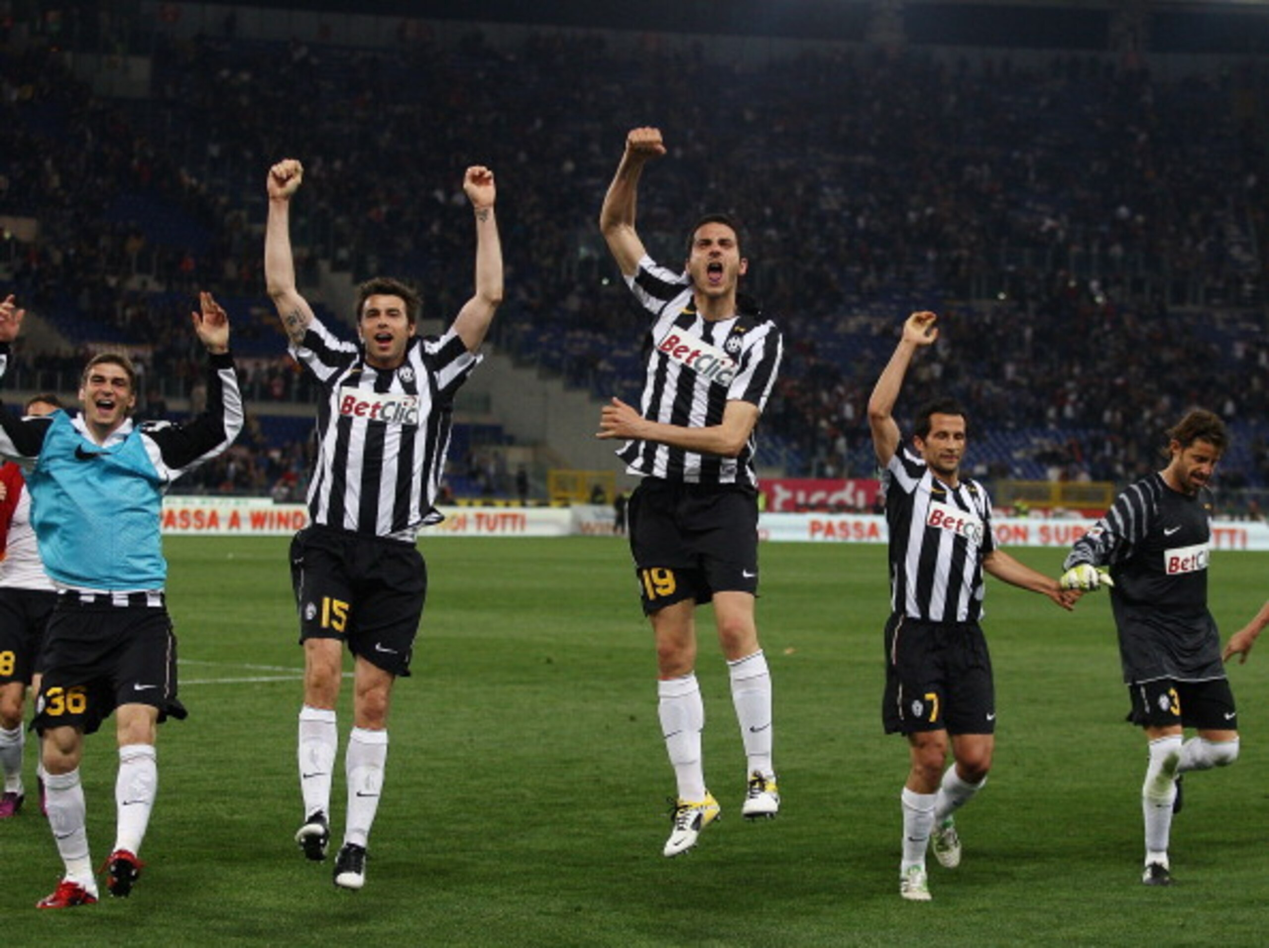 ROME, ITALY - APRIL 03:  Players of Juventus FC celebrate the victory after the Serie A match between AS Roma and Juventus FC at Stadio Olimpico on April 3, 2011 in Rome, Italy.  (Photo by Paolo Bruno/Getty Images)