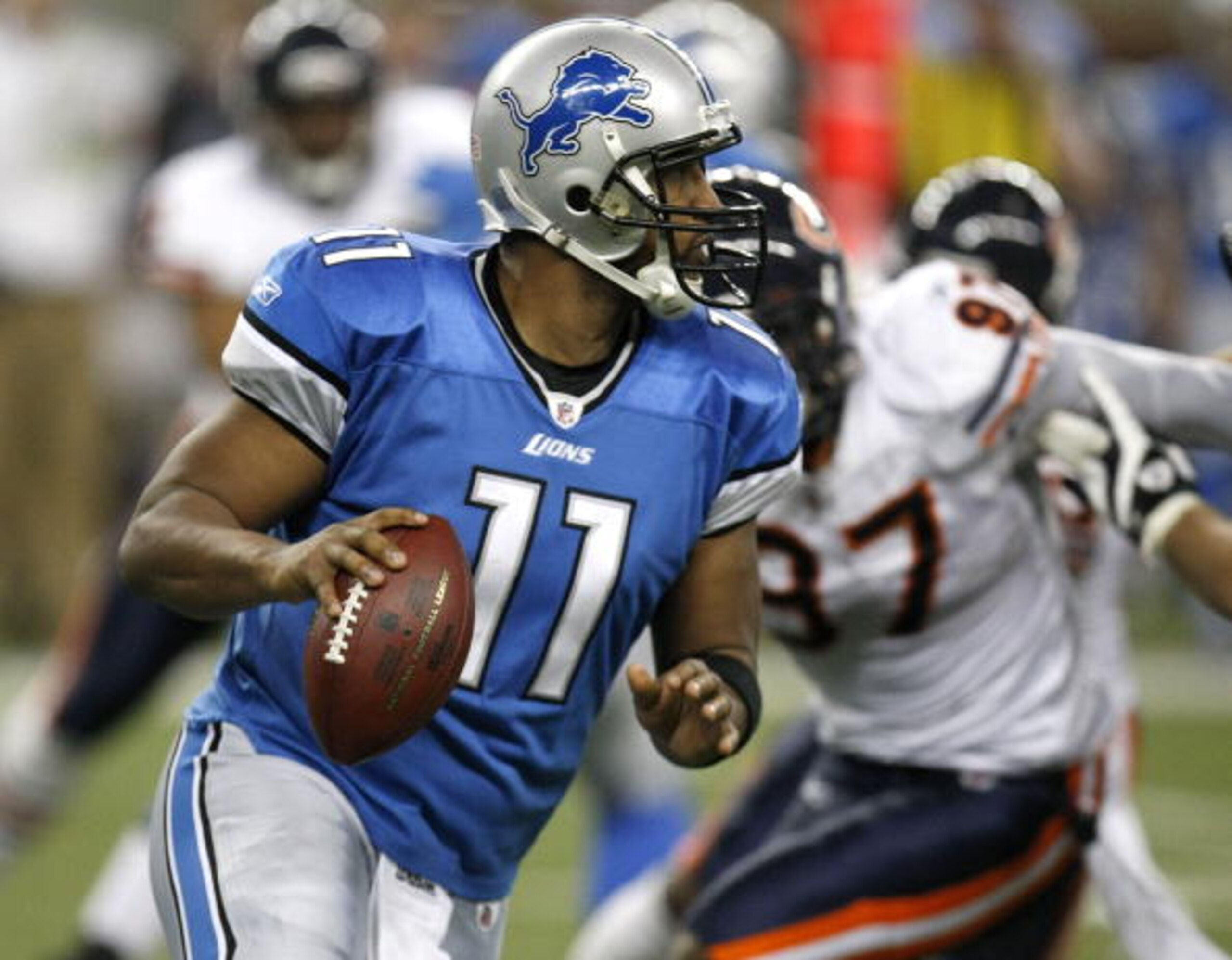 DETROIT - JANUARY 03:  Daunte Culpepper #11 of the Detroit Lions looks to throw a fourth quarter pass while playing the Chicago Bears on January 3, 2010 at Ford Field in Detroit, Michigan. Chicago won the game 23-37.  (Photo by Gregory Shamus/Getty Images