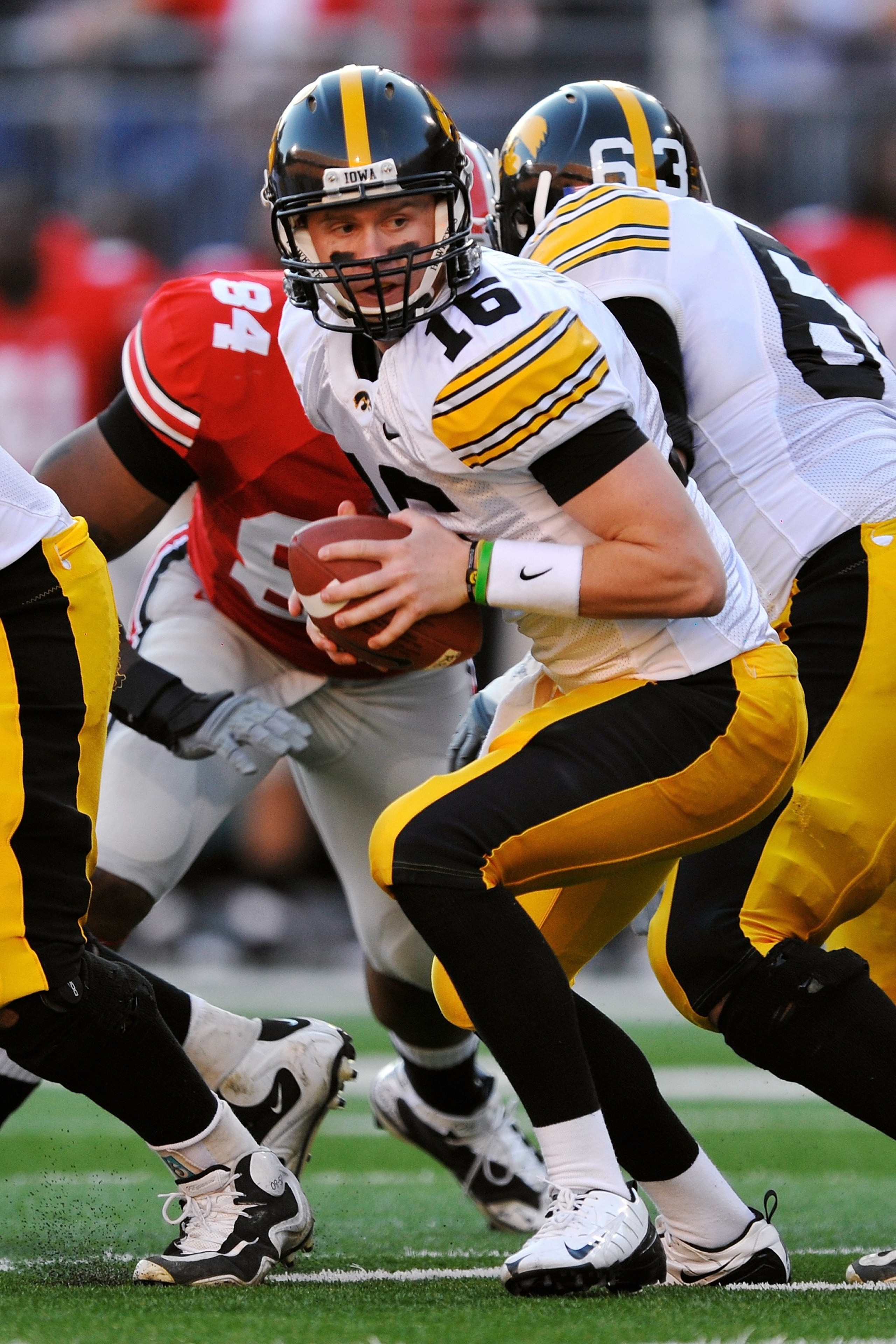 COLUMBUS, OH - NOVEMBER 14:  Quarterback James Vandenberg #16 of the Iowa Hawkeyes gets set to hand off the ball against the Ohio State Buckeyes at Ohio Stadium on November 14, 2009 in Columbus, Ohio.  (Photo by Jamie Sabau/Getty Images)