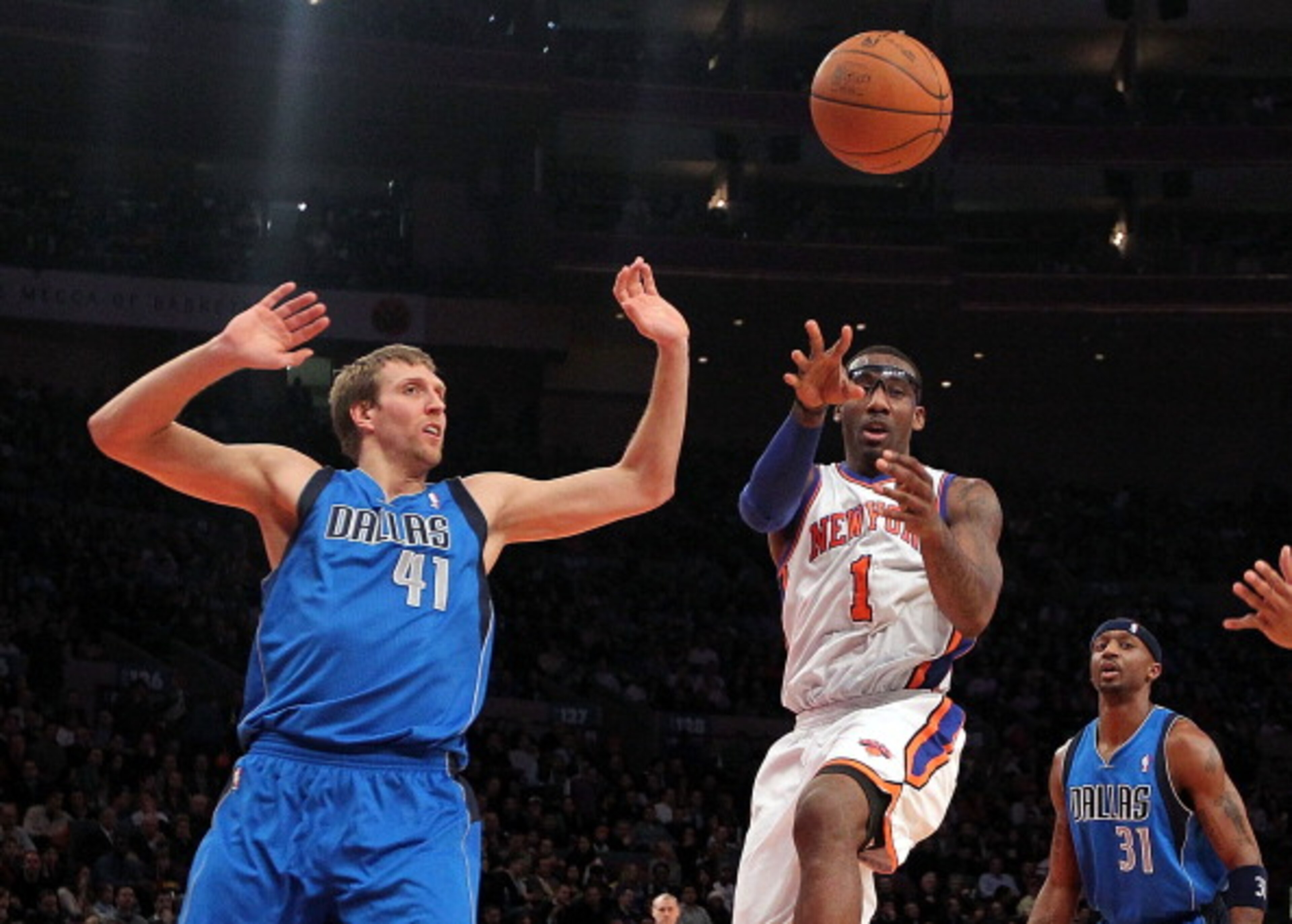 NEW YORK, NY - FEBRUARY 02: Amar'e Stoudemire #1 of the New York Knicks passes the ball in front of Dirk Nowitzki #41 of the Dallas Mavericks at Madison Square Garden on February 2, 2011 in New York City. NOTE TO USER: User expressly acknowledges and agr NEW YORK, NY - FEBRUARY 02: Amar'e Stoudemire #1 of the New York Knicks passes the ball in front of Dirk Nowitzki #41 of the Dallas Mavericks at Madison Square Garden on February 2, 2011 in New York City. NOTE TO USER: User expressly acknowledges and agr