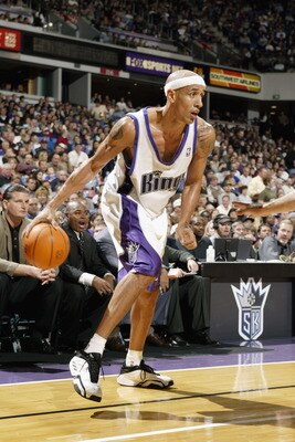 SACRAMENTO - NOVEMBER 8:  Doug Christie #13 of the Sacramento Kings handles the ball during the game against the Memphis Grizzlies at Arco Arena on November 8, 2002 in Sacramento, California.  The Kings won 99-91.  NOTE TO USER: User expressly acknowledge