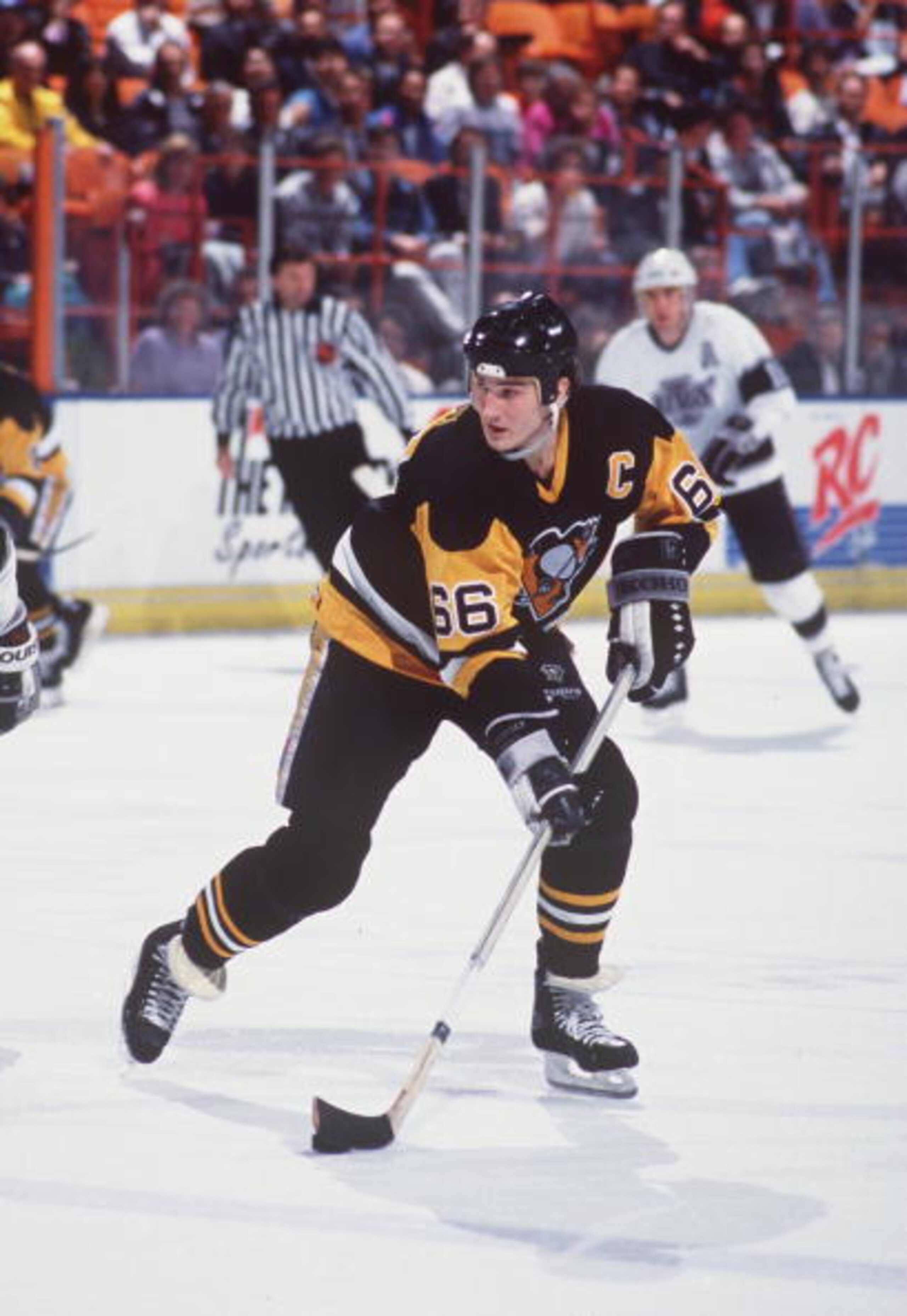 MARIO LEMIEUX OF PITTSBURGH CONTROLS THE PUCK DURING THE PENGUINS GAME VERSUS THE LOS ANGELES KINGS AT THE GREAT WESTERN FORUM IN INGLEWOOD, CALIFORNIA.