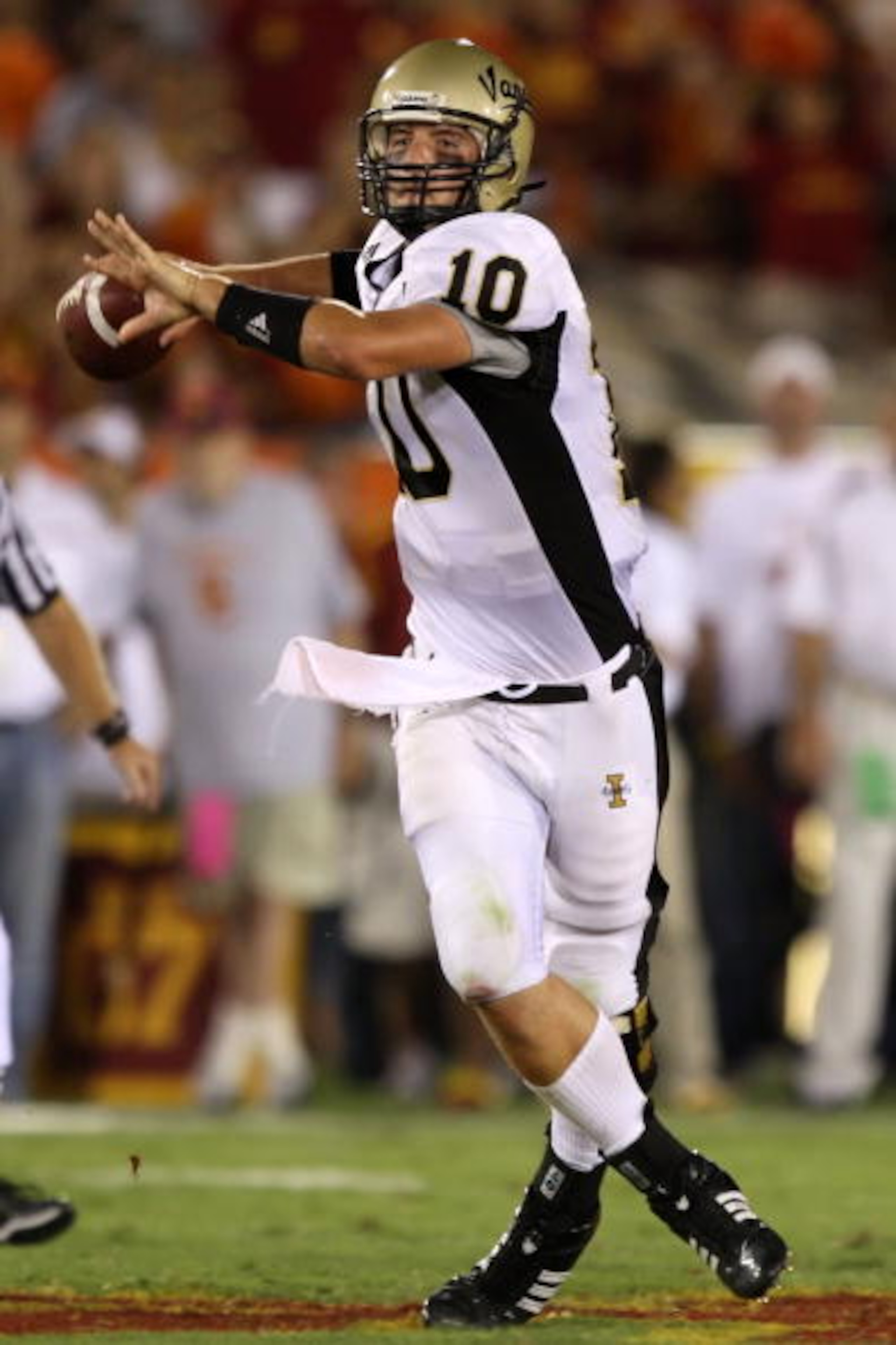 LOS ANGELES, CA - SEPTEMBER 01:   Nathan Enderle #10 of the University of Idaho Vandals looks to pass against the USC Trojans at the Los Angeles Memorial Coliseum on September 1, 2007 in Los Angeles, California.  (Photo by Lisa Blumenfeld/Getty Images)