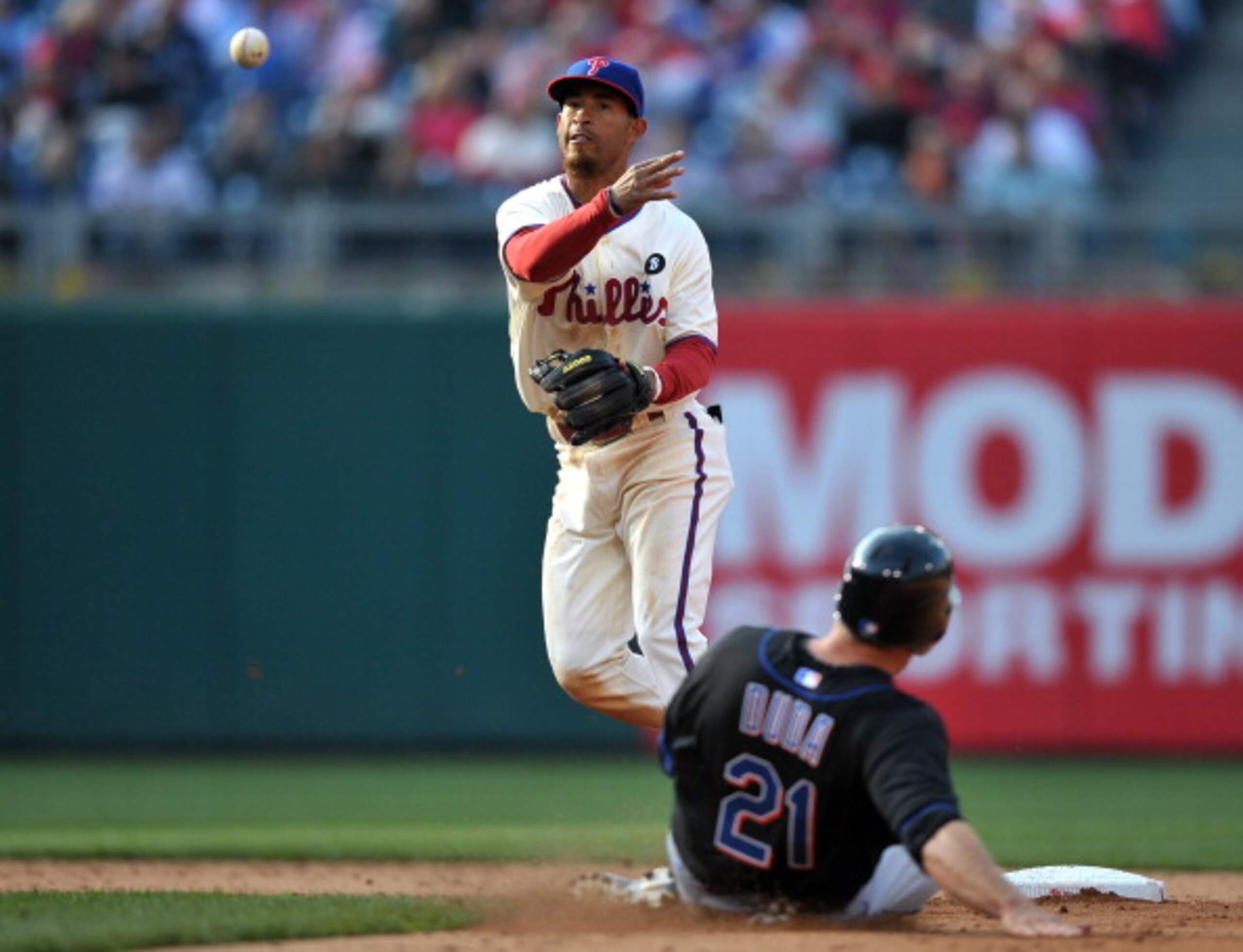 PHILADELPHIA, PA - APRIL 07: Wilson Valdez #21 of the Philadelphia Phillies puts out Lucas Duda #21 of the New York Mets at second base on an attempted double play at Citizens Bank Park on April 7, 2011 in Philadelphia, Pennsylvania. The Phillies won 11-0 PHILADELPHIA, PA - APRIL 07: Wilson Valdez #21 of the Philadelphia Phillies puts out Lucas Duda #21 of the New York Mets at second base on an attempted double play at Citizens Bank Park on April 7, 2011 in Philadelphia, Pennsylvania. The Phillies won 11-0