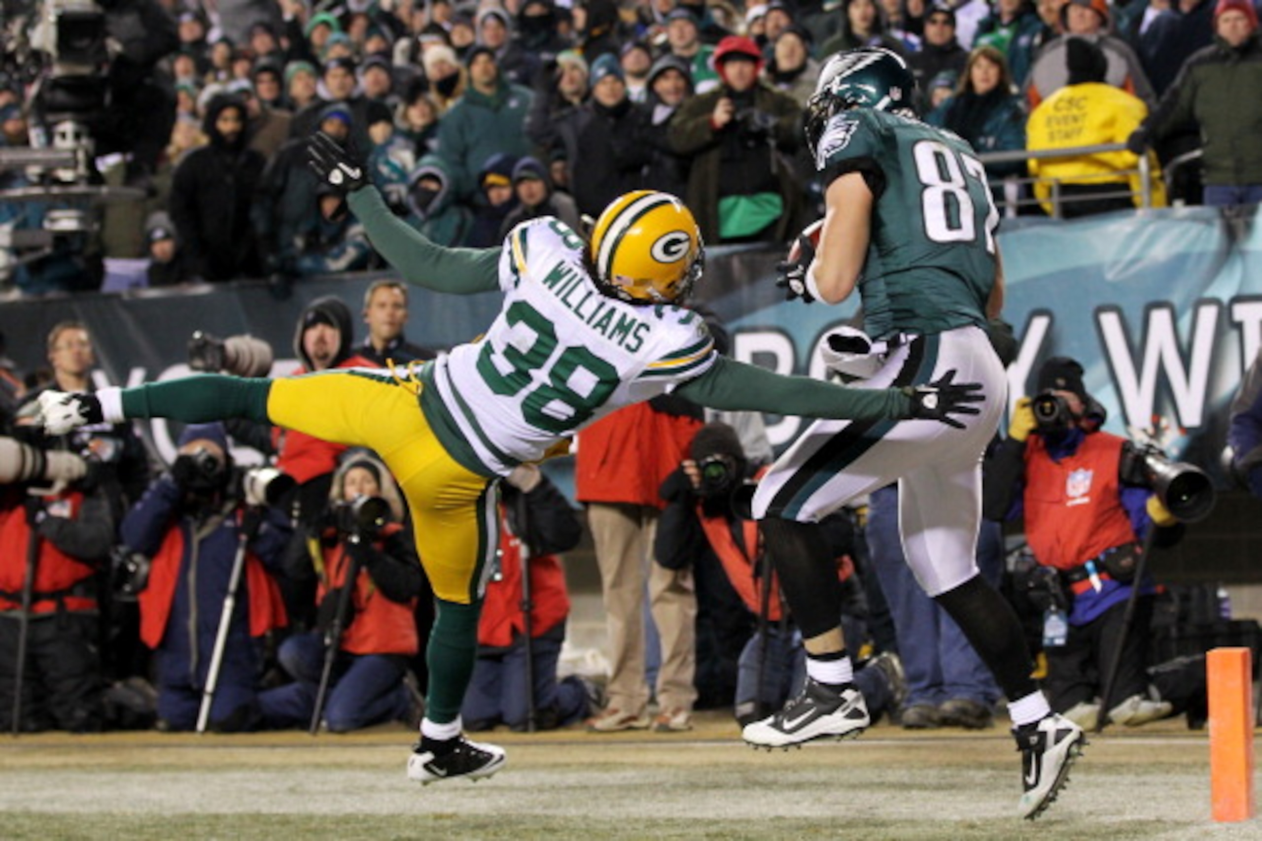 PHILADELPHIA, PA - JANUARY 09:  Brent Celek #87 of the Philadelphia Eagles completes a two-point conversin pass against Tramon Williams #38 of the Green Bay Packers which didn't score due to a penalty on Celek during the 2011 NFC wild card playoff game at