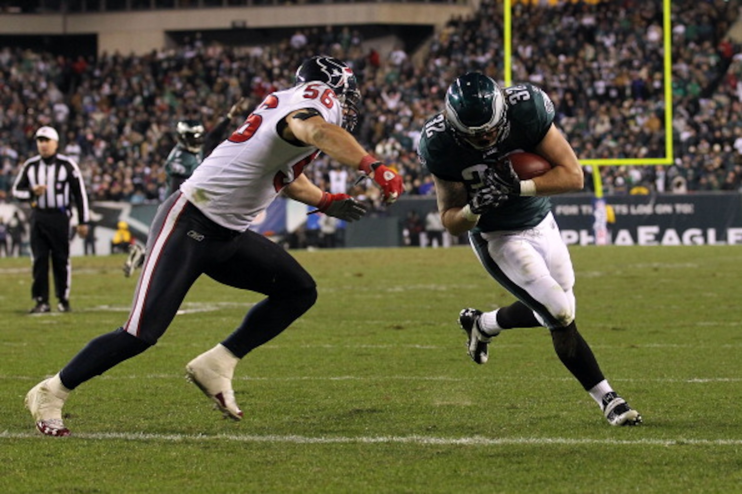 PHILADELPHIA, PA - DECEMBER 02:  Owen Schmitt #32 of the Philadelphia Eagles scores a 5-yard touchdown reception in the fourth quarter against Brian Cushing #56 of the Houston Texans at Lincoln Financial Field on December 2, 2010 in Philadelphia, Pennsylv