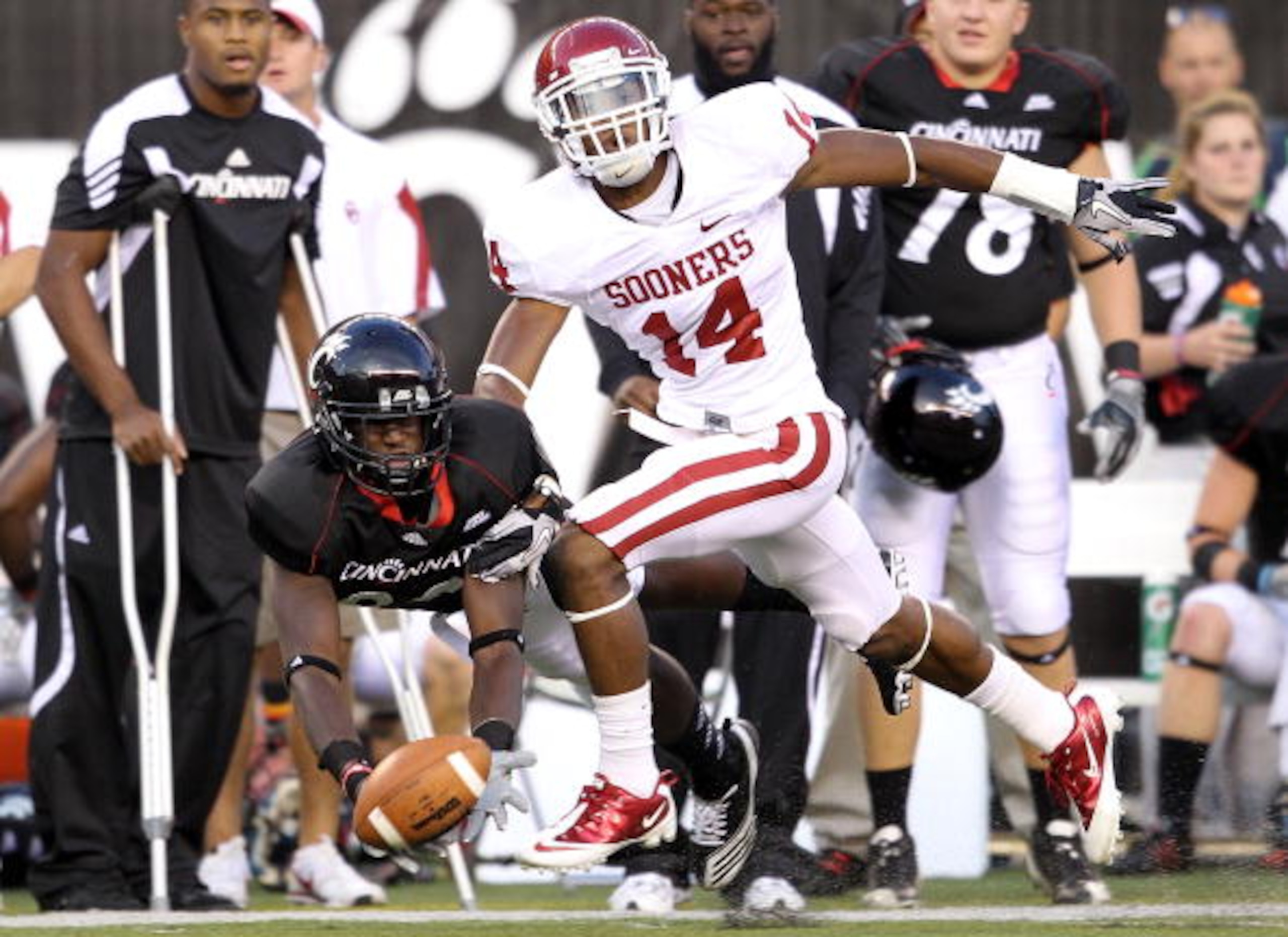 CINCINNATI - SEPTEMBER 25: Armon Binns #80 of the Cincinnati Bearcats reaches up for a pass while defended by Aaron Colvin #14 of the Oklahoma Sooners during the game at Paul Brown Stadium on September 25, 2010 in Cincinnati, Ohio. The pass fell incomple CINCINNATI - SEPTEMBER 25: Armon Binns #80 of the Cincinnati Bearcats reaches up for a pass while defended by Aaron Colvin #14 of the Oklahoma Sooners during the game at Paul Brown Stadium on September 25, 2010 in Cincinnati, Ohio. The pass fell incomple