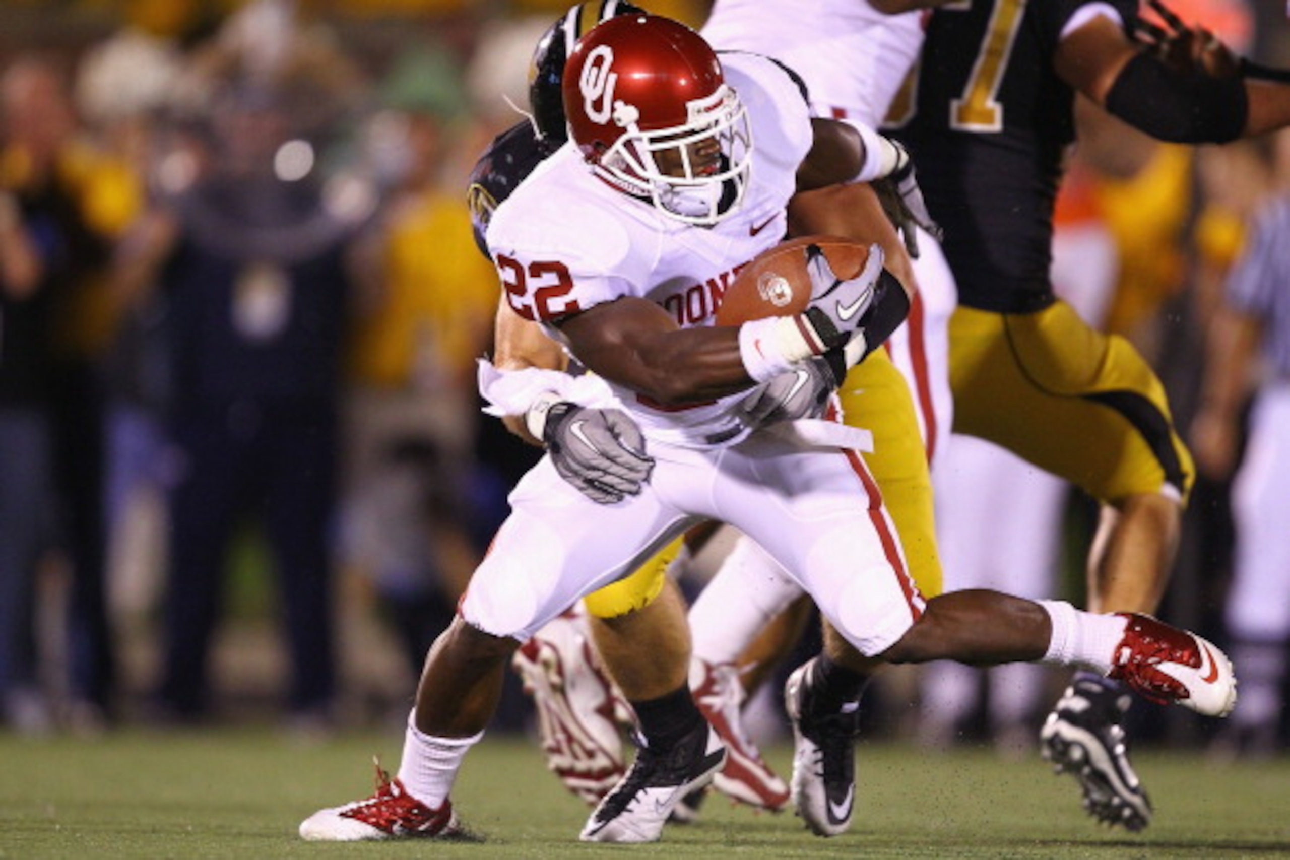 COLUMBIA, MISSOURI - OCTOBER 23: Roy Finch #22 of the Oklahoma Sooners rushes against the Missouri Tigers at Faurot Field/Memorial Stadium on October 23, 2010 in Columbia, Missouri. (Photo by Dilip Vishwanat/Getty Images) COLUMBIA, MISSOURI - OCTOBER 23: Roy Finch #22 of the Oklahoma Sooners rushes against the Missouri Tigers at Faurot Field/Memorial Stadium on October 23, 2010 in Columbia, Missouri. (Photo by Dilip Vishwanat/Getty Images)