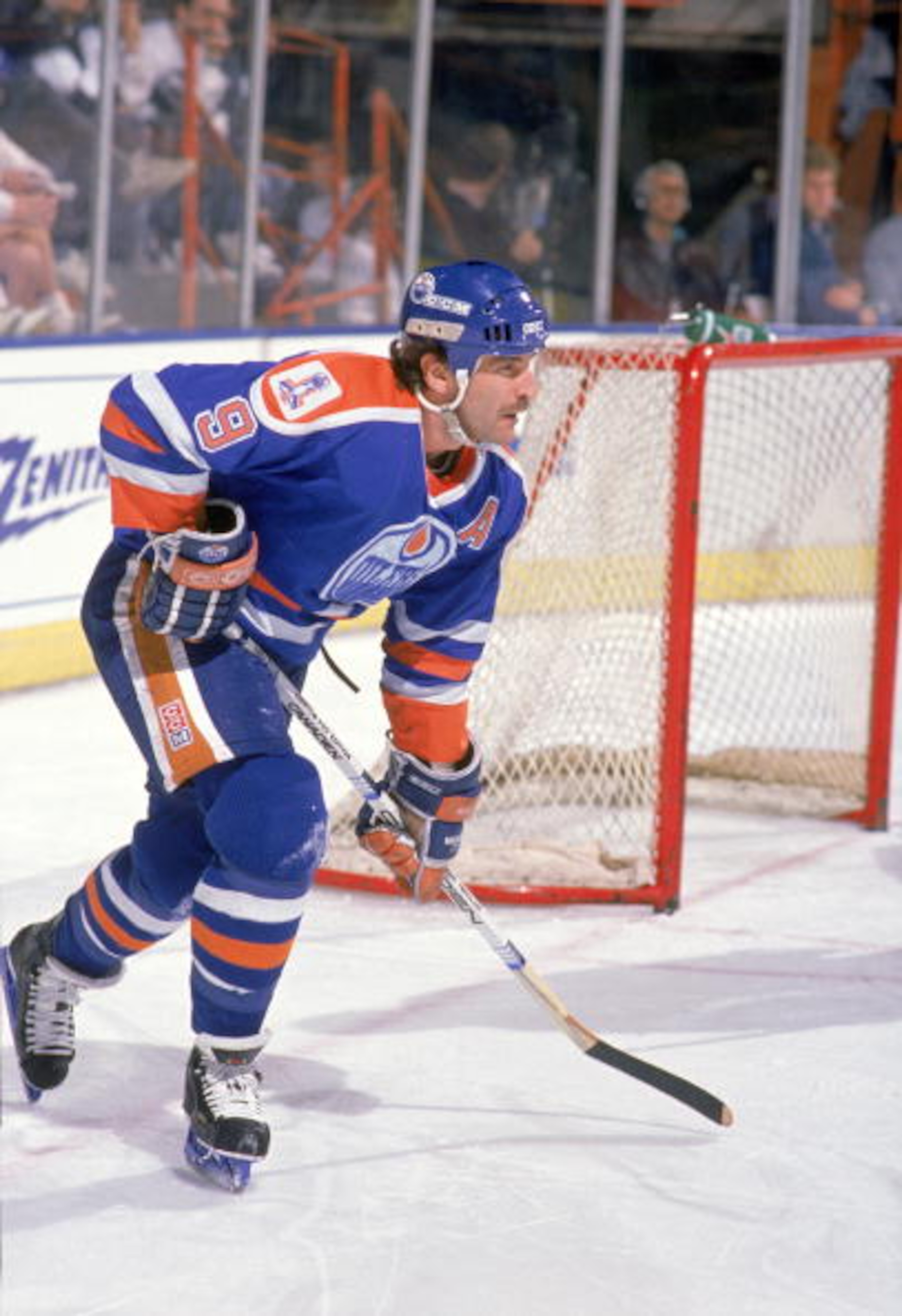 INGLEWOOD, CA - 1988-89:  Glenn Anderson #9 of the Edmonton Oilers follows the play during a game circa 1988-89 at the Great Western Forum in Inglewood, California. (Photo by Mike Powell/Getty Images)