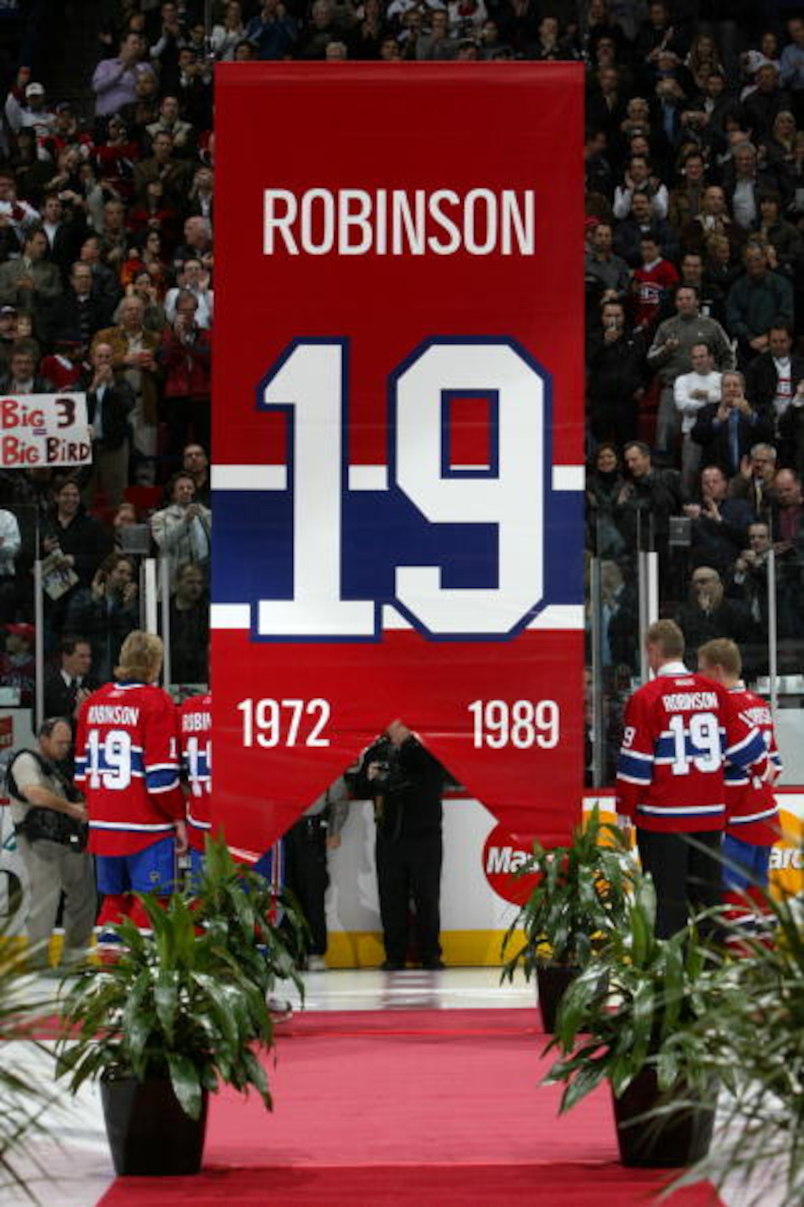 MONTREAL - NOVEMBER 19:  Larry Robinson and players of the Montreal Canadiens raise his #19 up into the rafters during his jersey retirement ceremony before the NHL game of the Montreal Canadiens against the Ottawa Senators at Bell Centre on November 19,