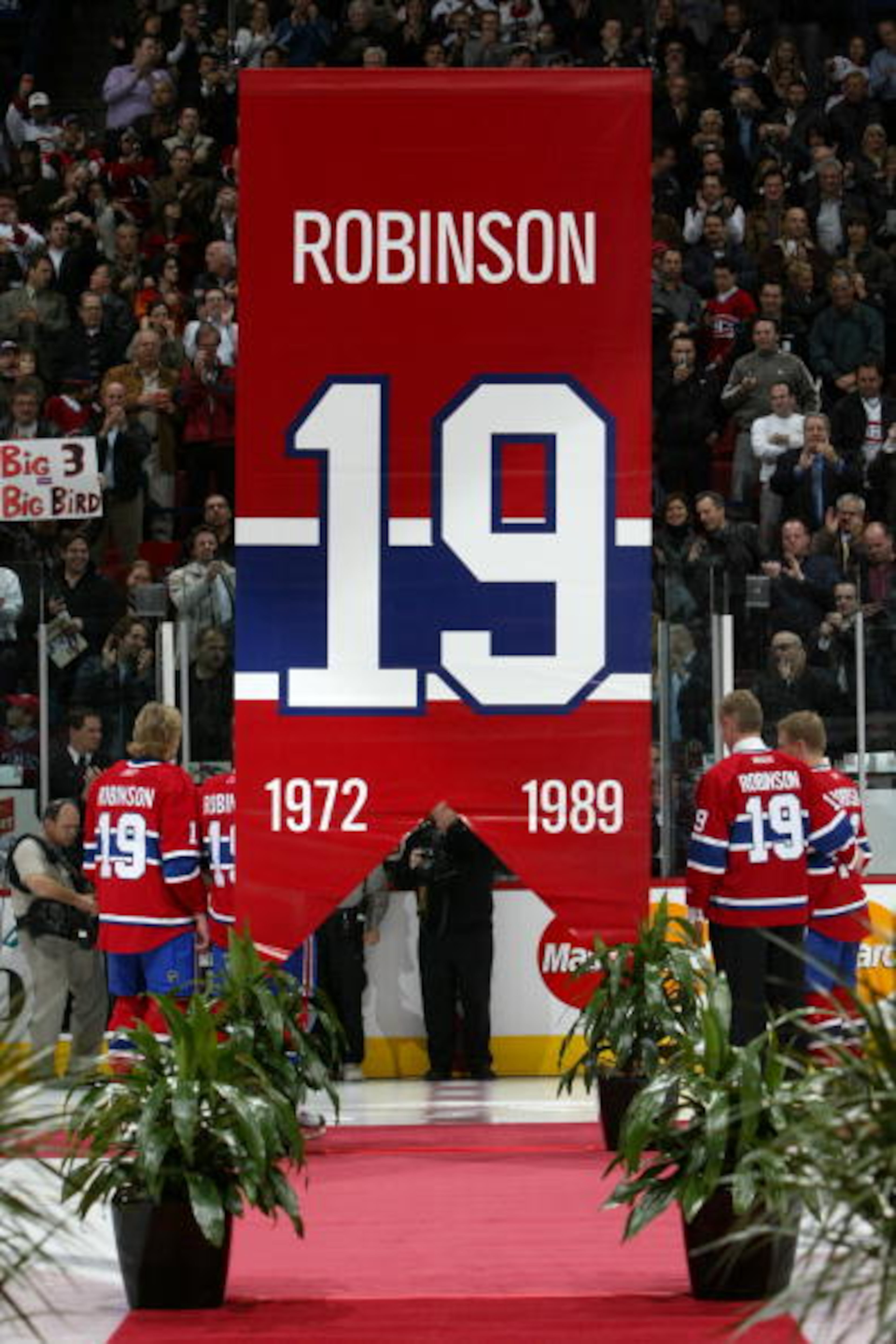MONTREAL - NOVEMBER 19:  Larry Robinson and players of the Montreal Canadiens raise his #19 up into the rafters during his jersey retirement ceremony before the NHL game of the Montreal Canadiens against the Ottawa Senators at Bell Centre on November 19,